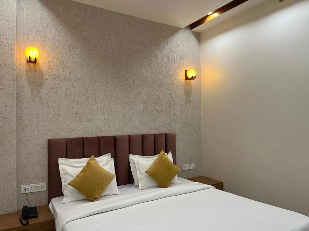 Bed in Hotel Satsang Grand