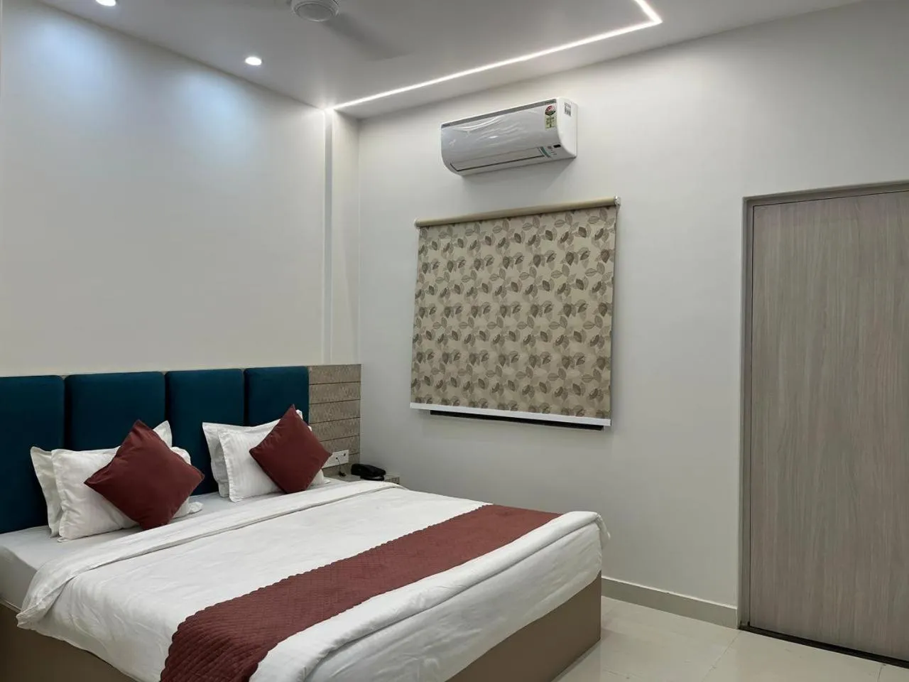 Bedroom, Bed in Hotel Satsang Grand