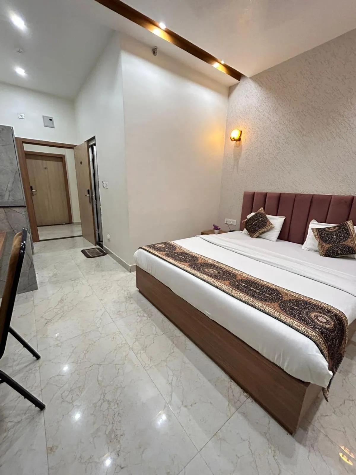 Living room, Bed in Hotel Satsang Grand