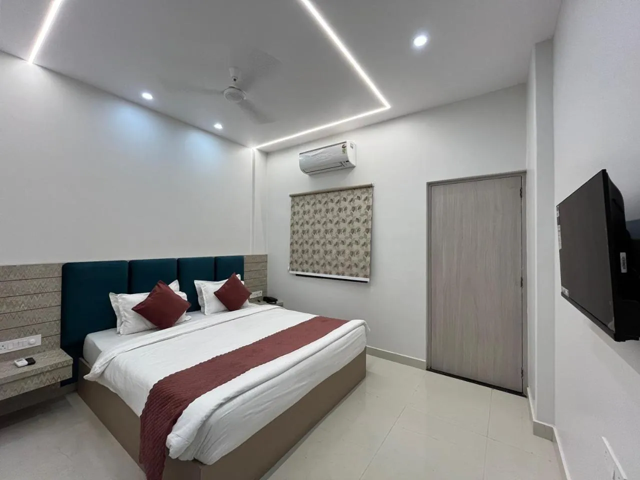 Bedroom, Bed in Hotel Satsang Grand