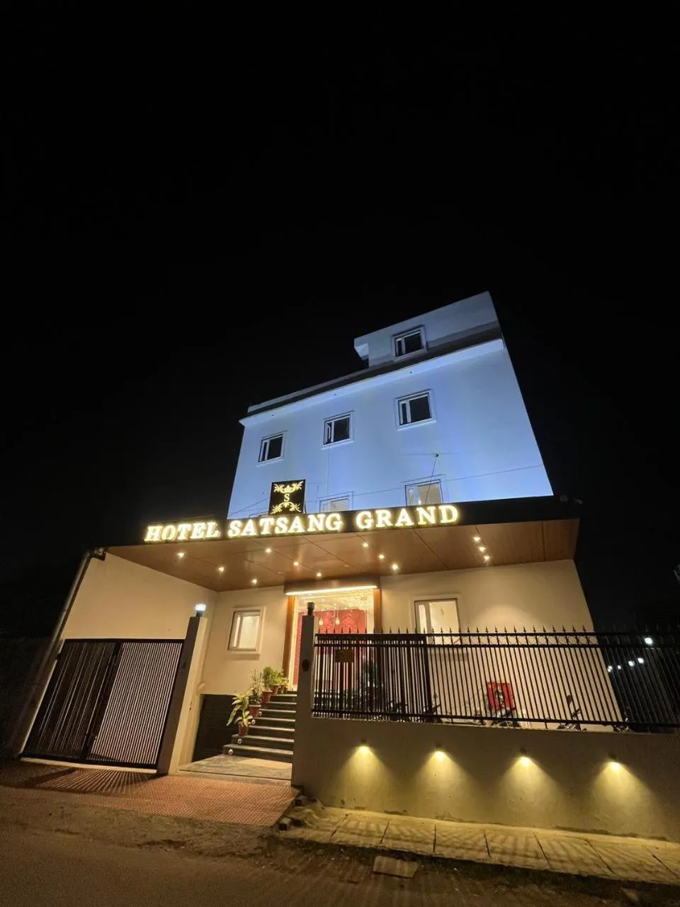 Property building in Hotel Satsang Grand
