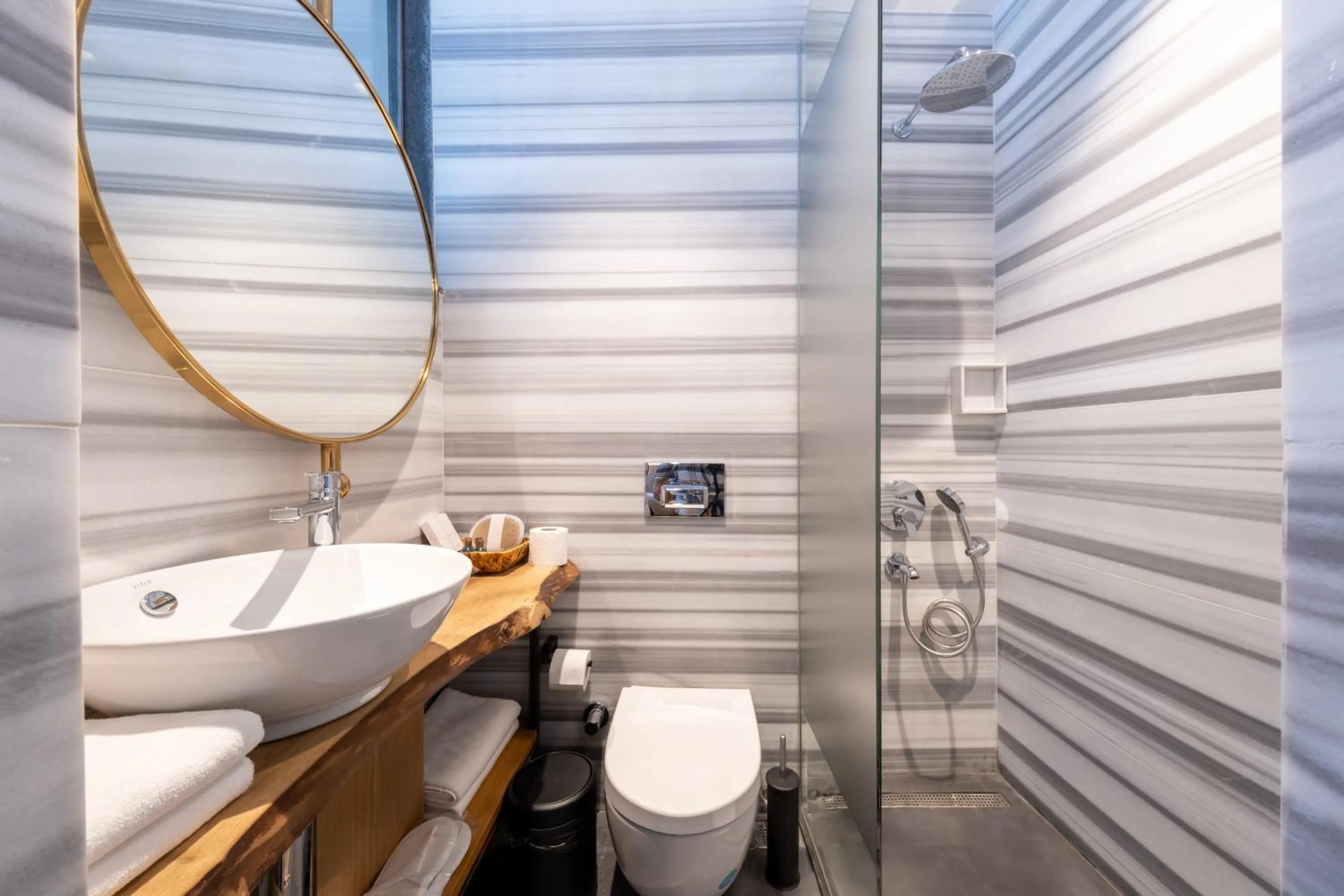 Shower in Hotel Balo