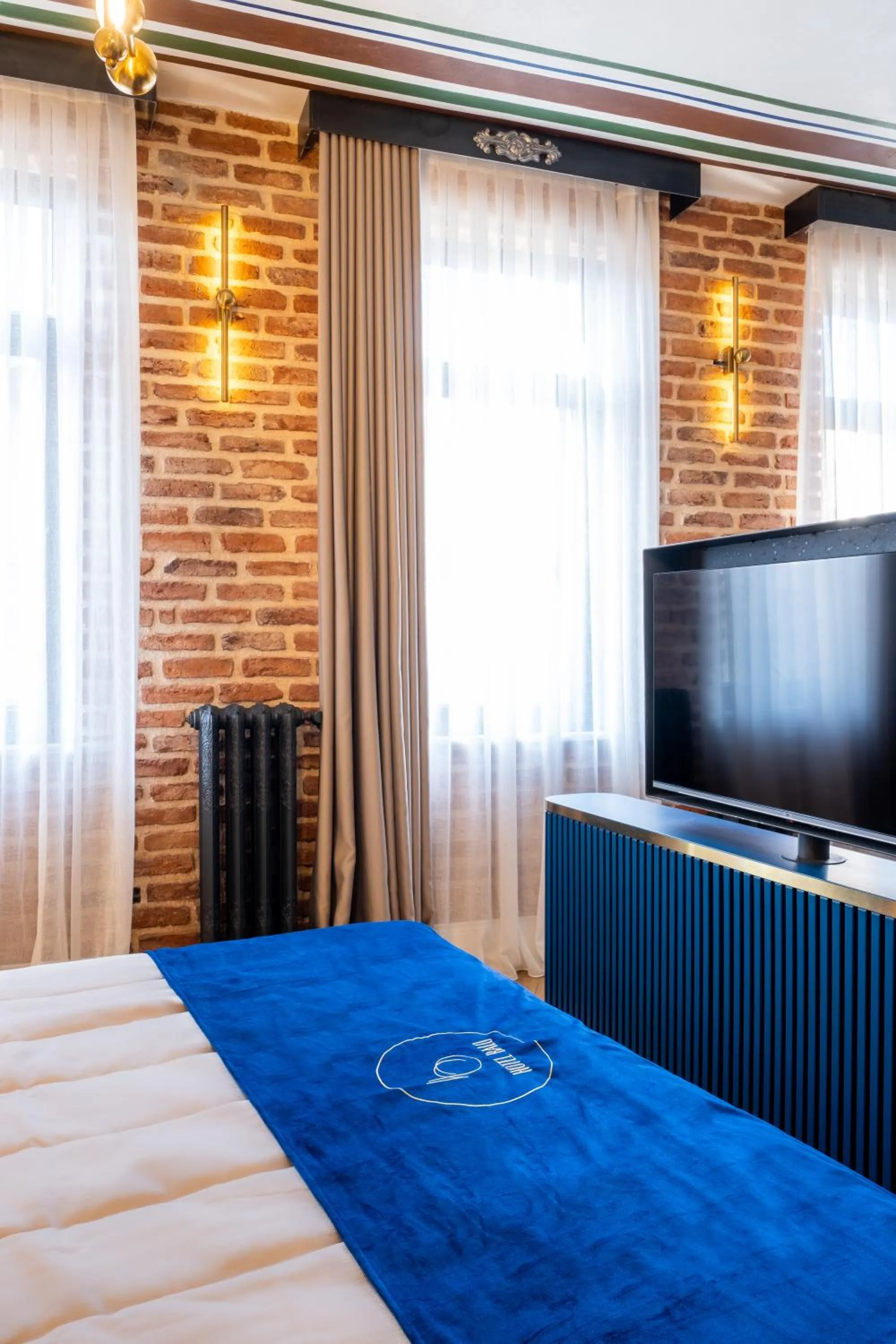 Communal lounge/ TV room, Bed in Hotel Balo