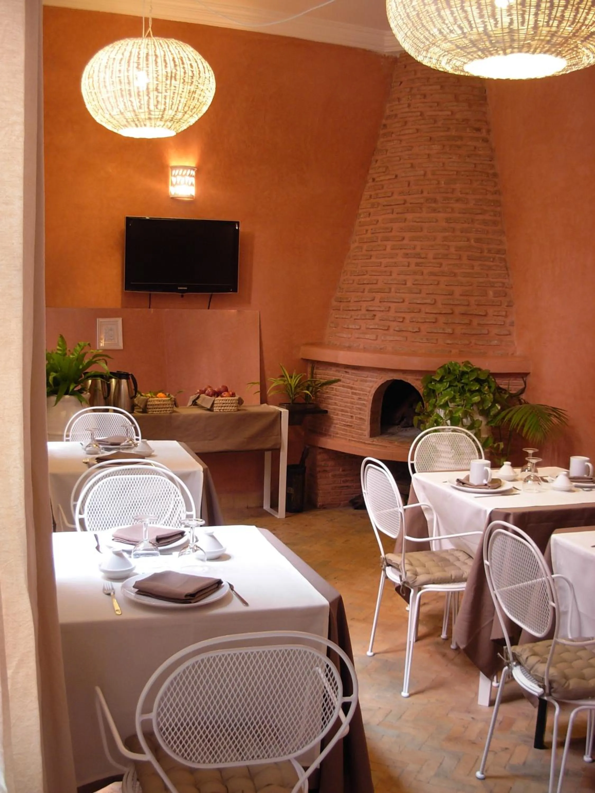 Restaurant/places to eat in Riad Aderbaz