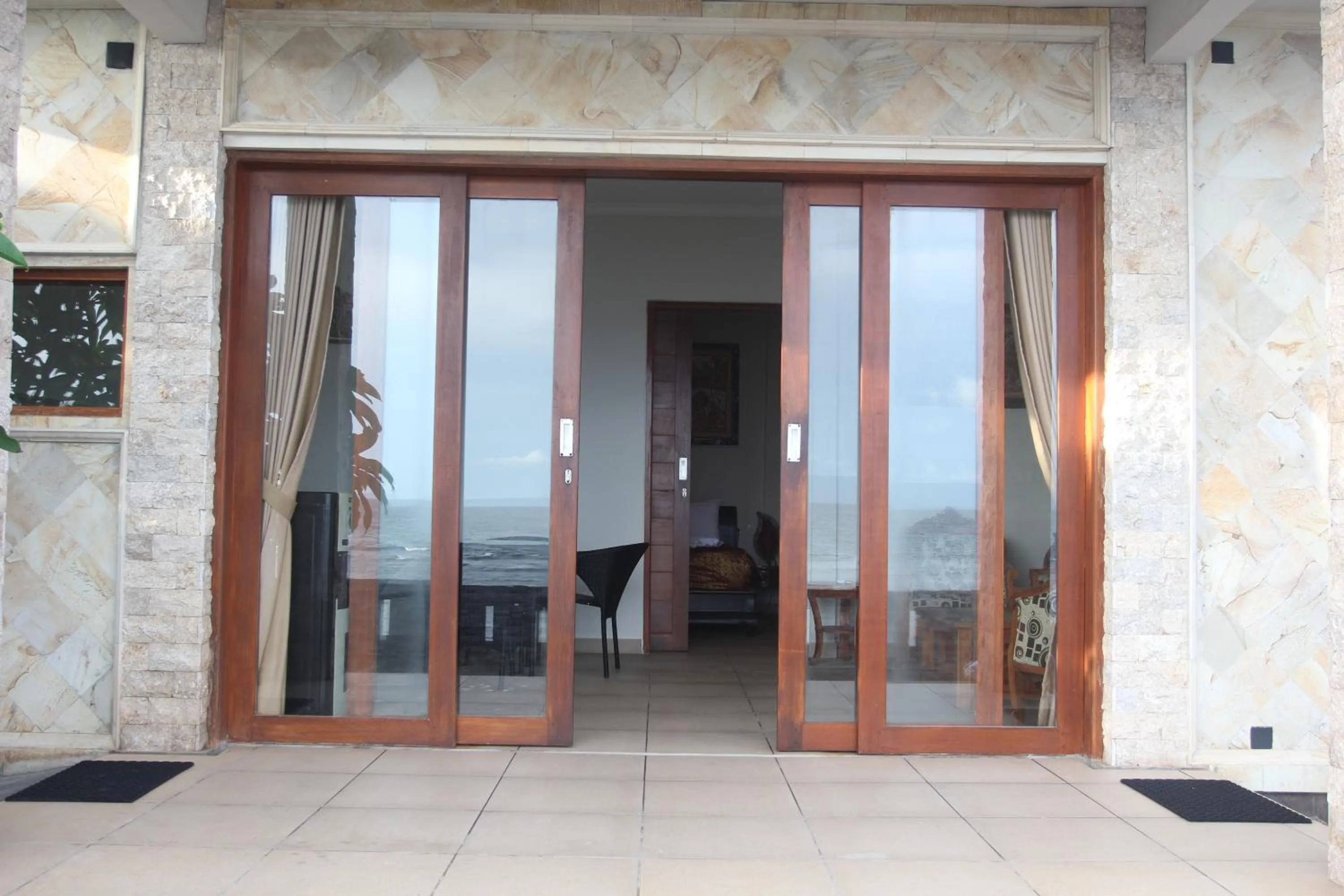 Balcony/Terrace, Bed in Temple Cafe & Seaside Cottages