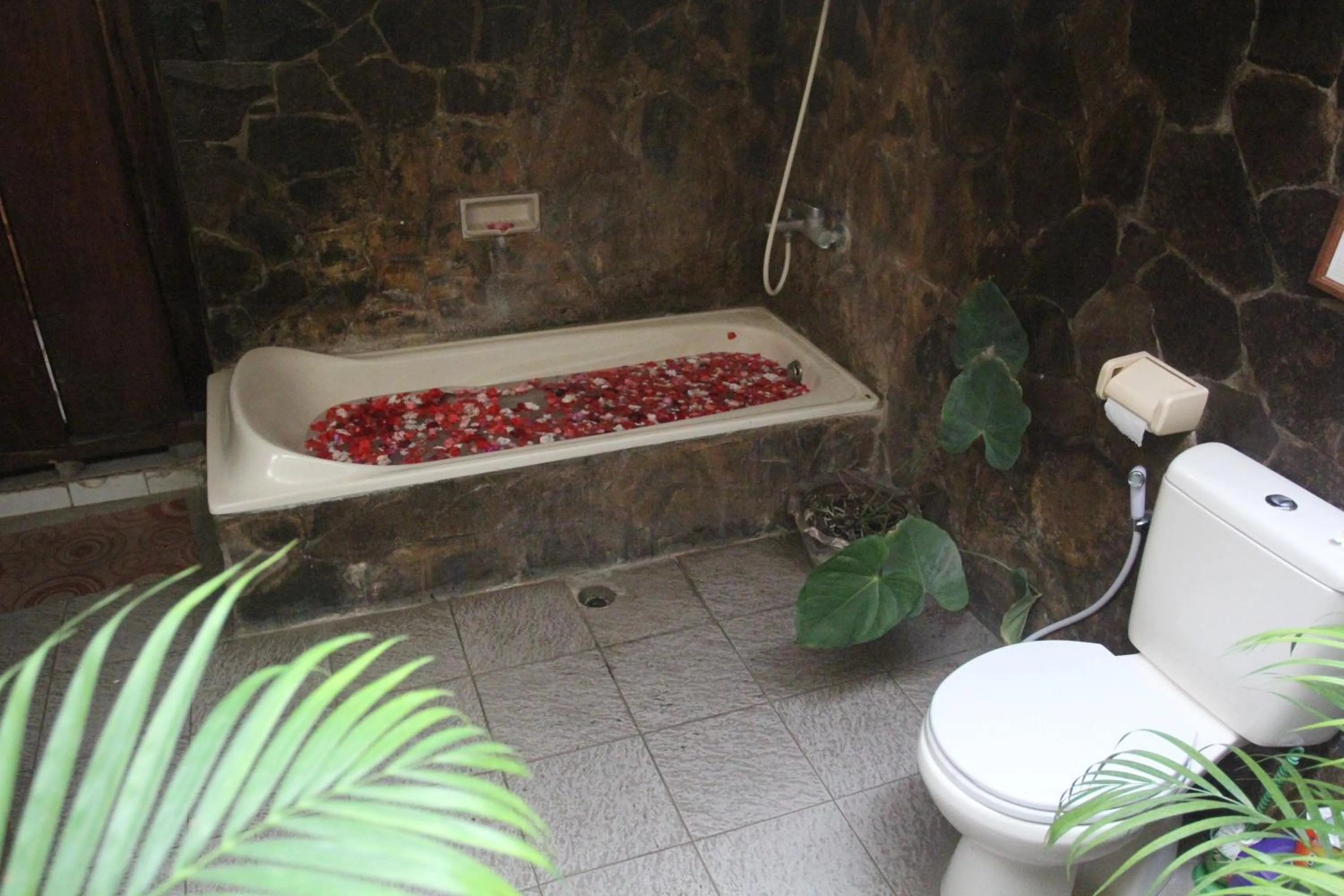 Hot Tub in Temple Cafe & Seaside Cottages