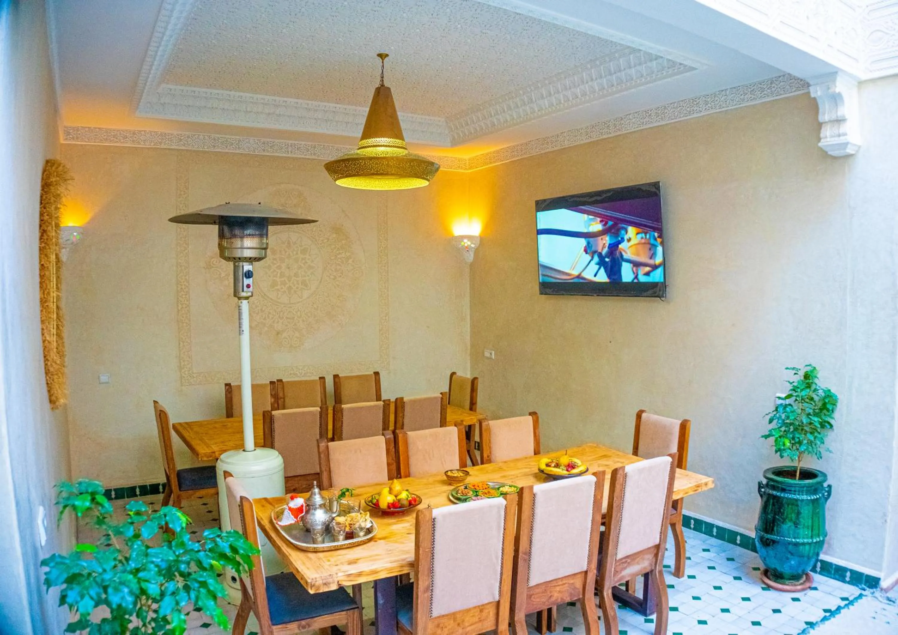 Restaurant/places to eat in Riad Louaya