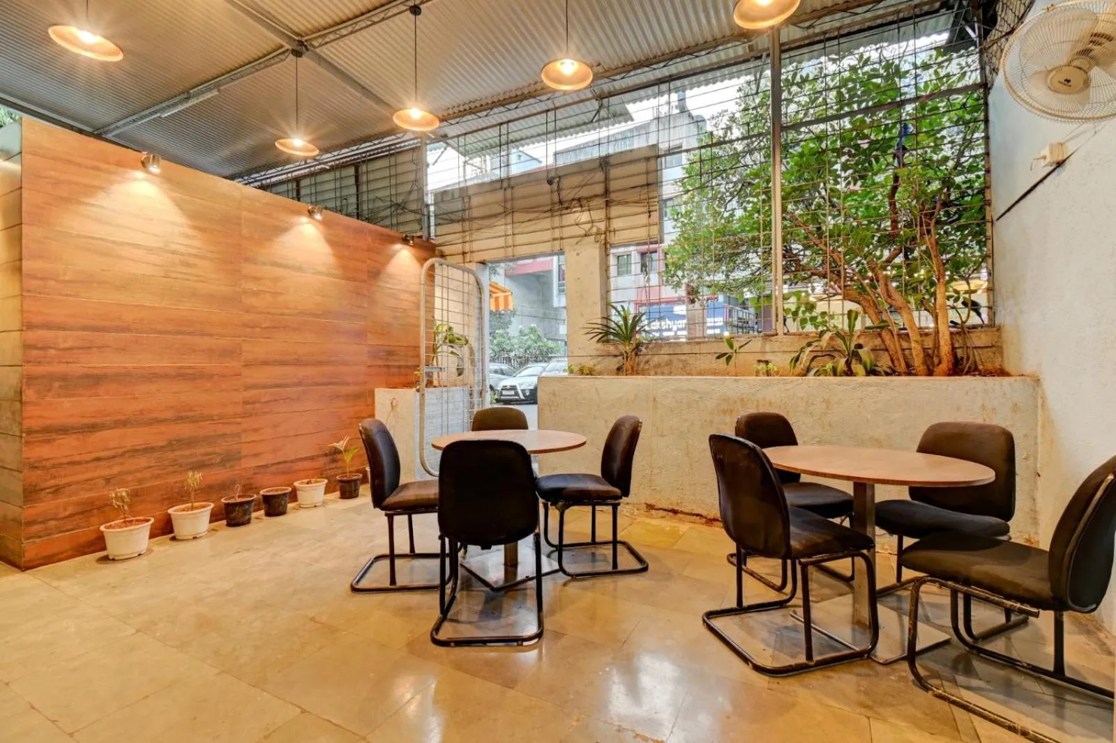 Restaurant/places to eat in Hotel Vikrant