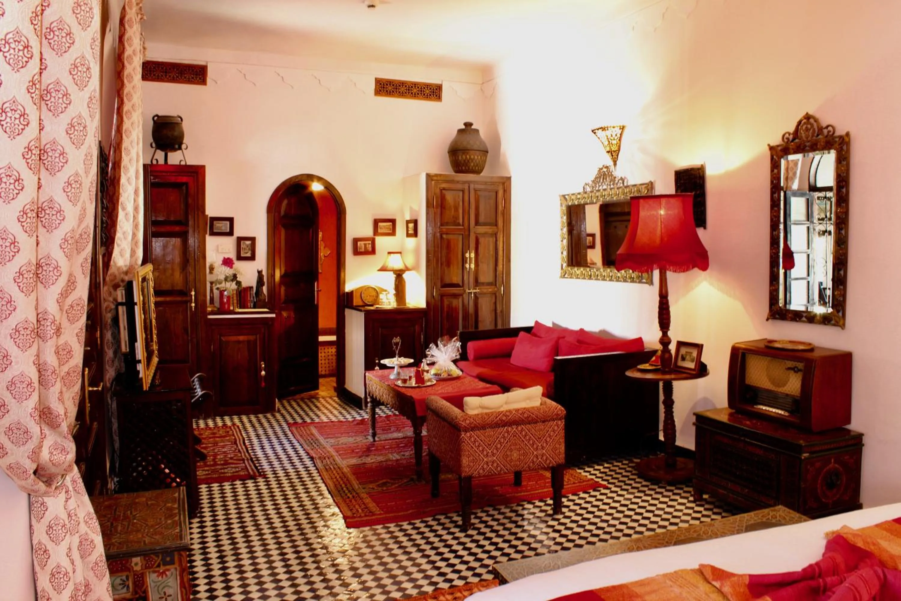 Living room, Bed in Riad Le Calife