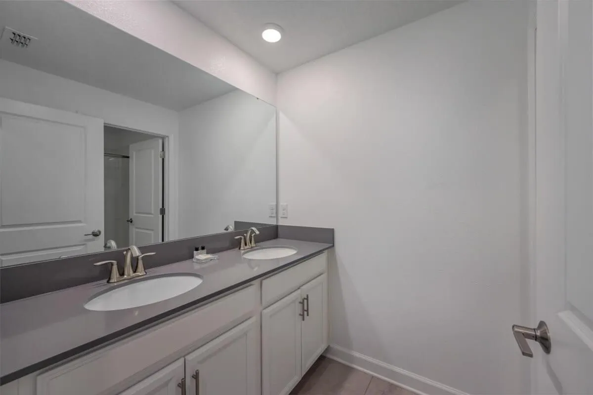 Brand new home themed bedrooms prime location