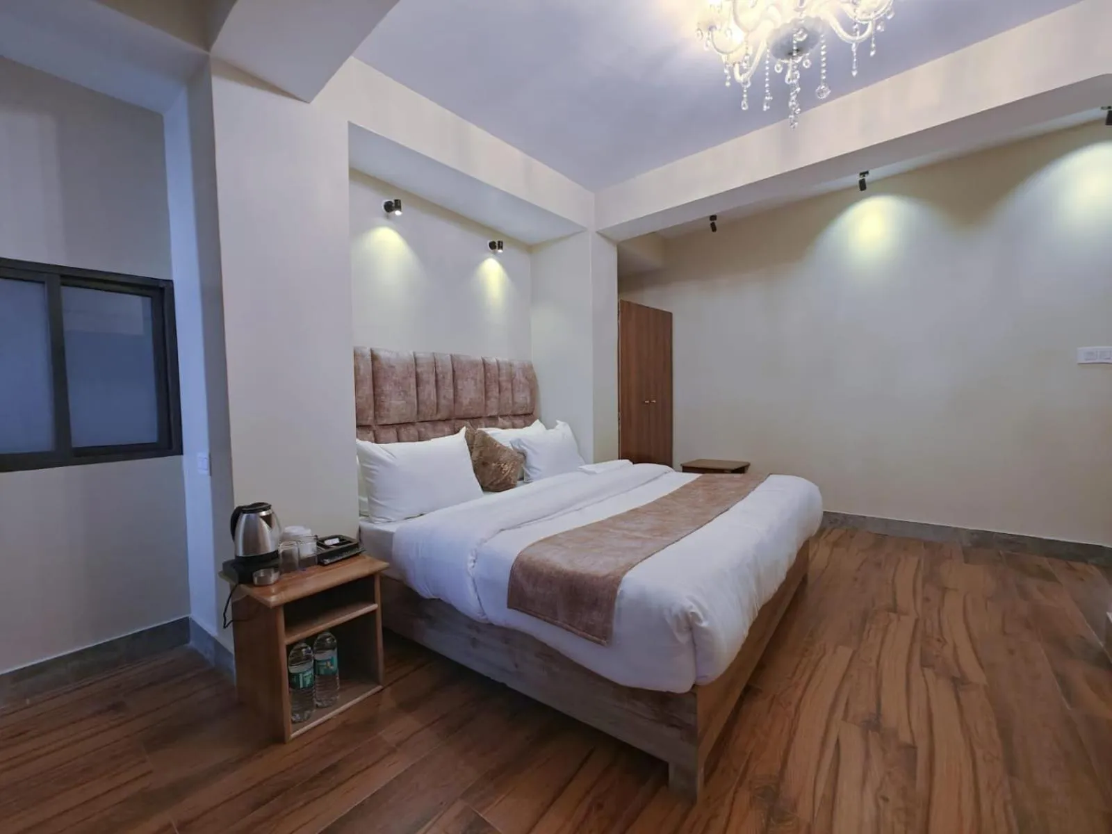 Bed in King's Bridge Suites & Spa