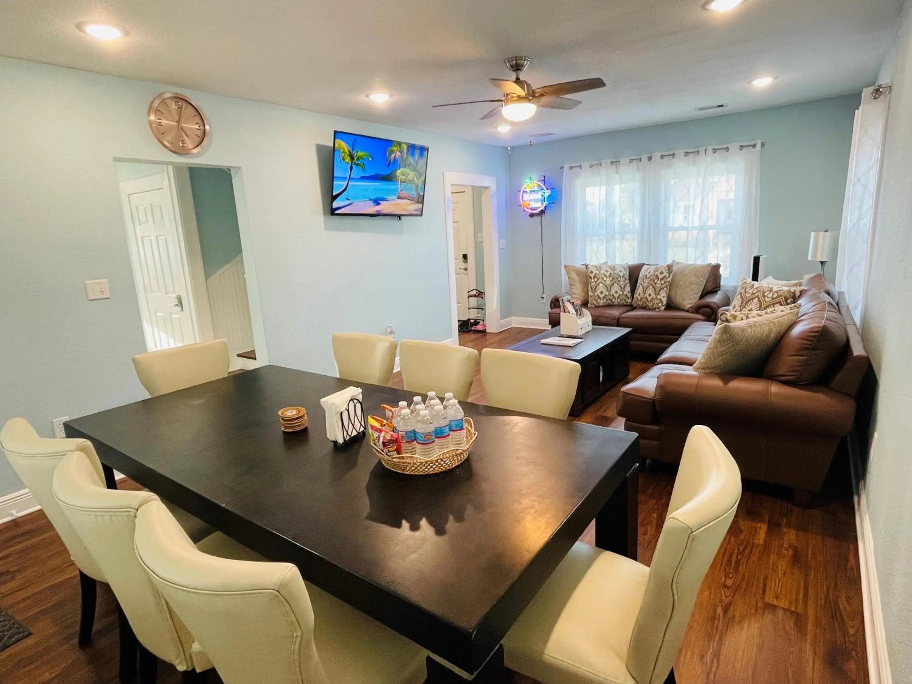 Living room in Ocean view, newly renovated home, central location, plenty of parkings