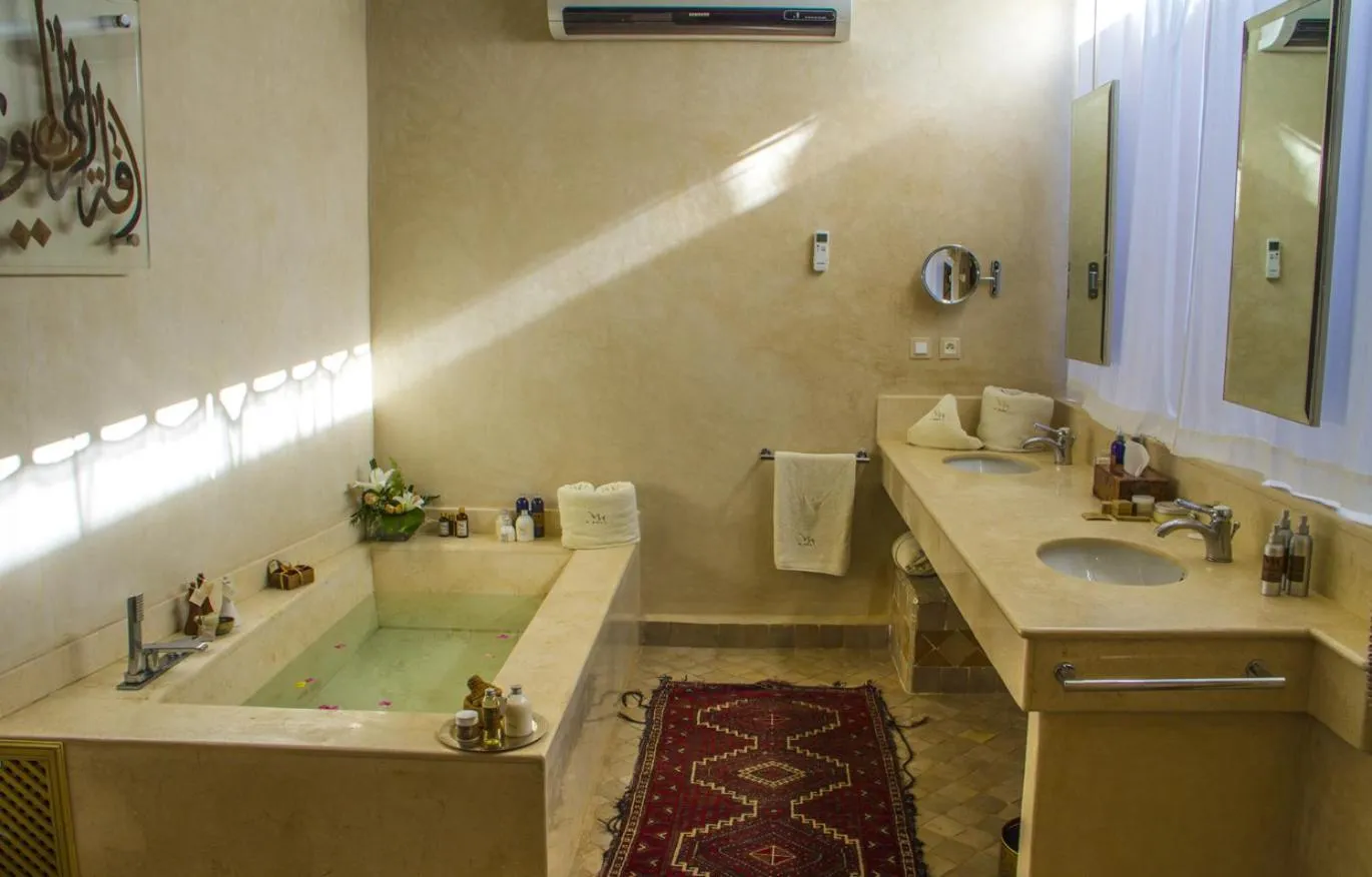 Bathroom in Palais El Miria & SPA