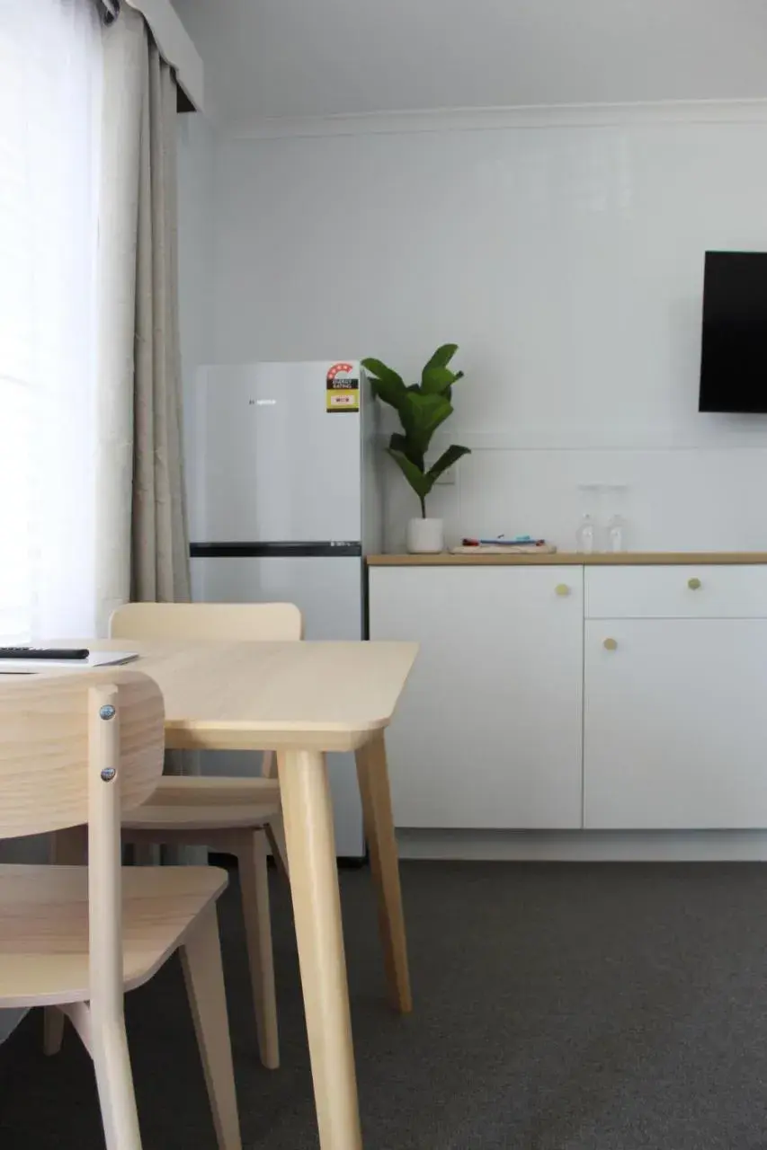 Deluxe Double Room (2 Adults + 1 Child) in PanCo Victor Harbor Deluxe Double Room (2 Adults + 1 Child) in PanCo Victor Harbor