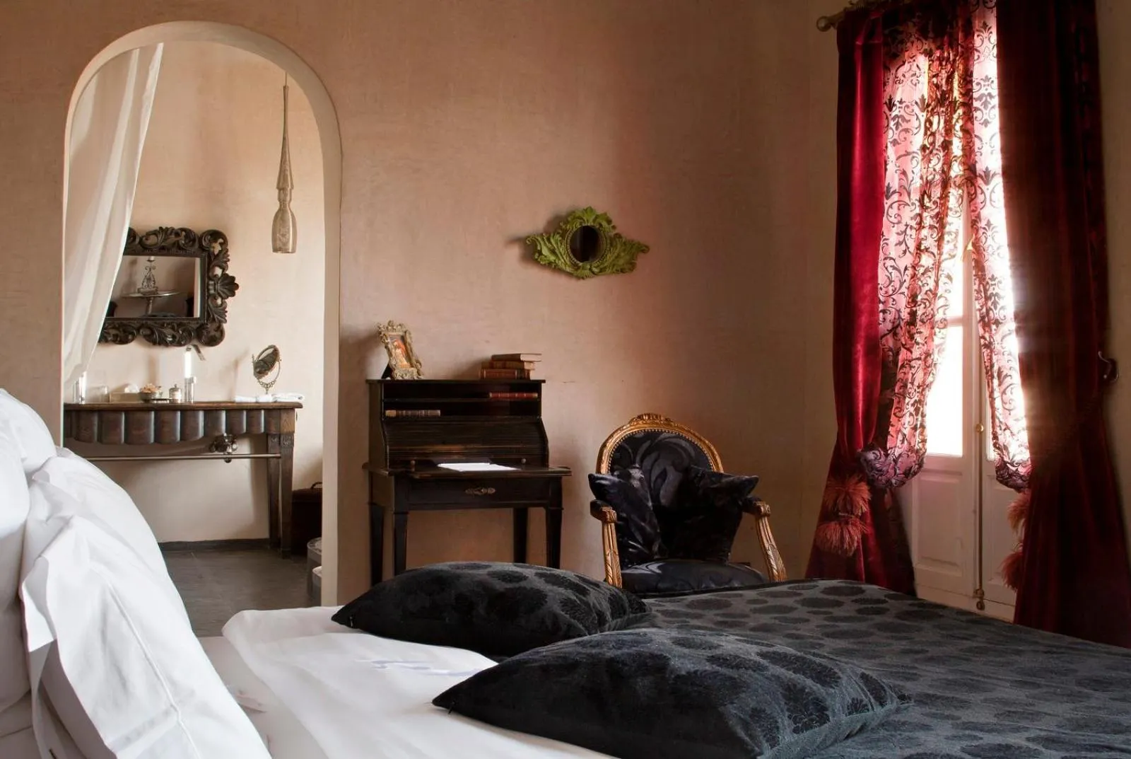 Photo of the whole room, Bed in Villa De L'Ô