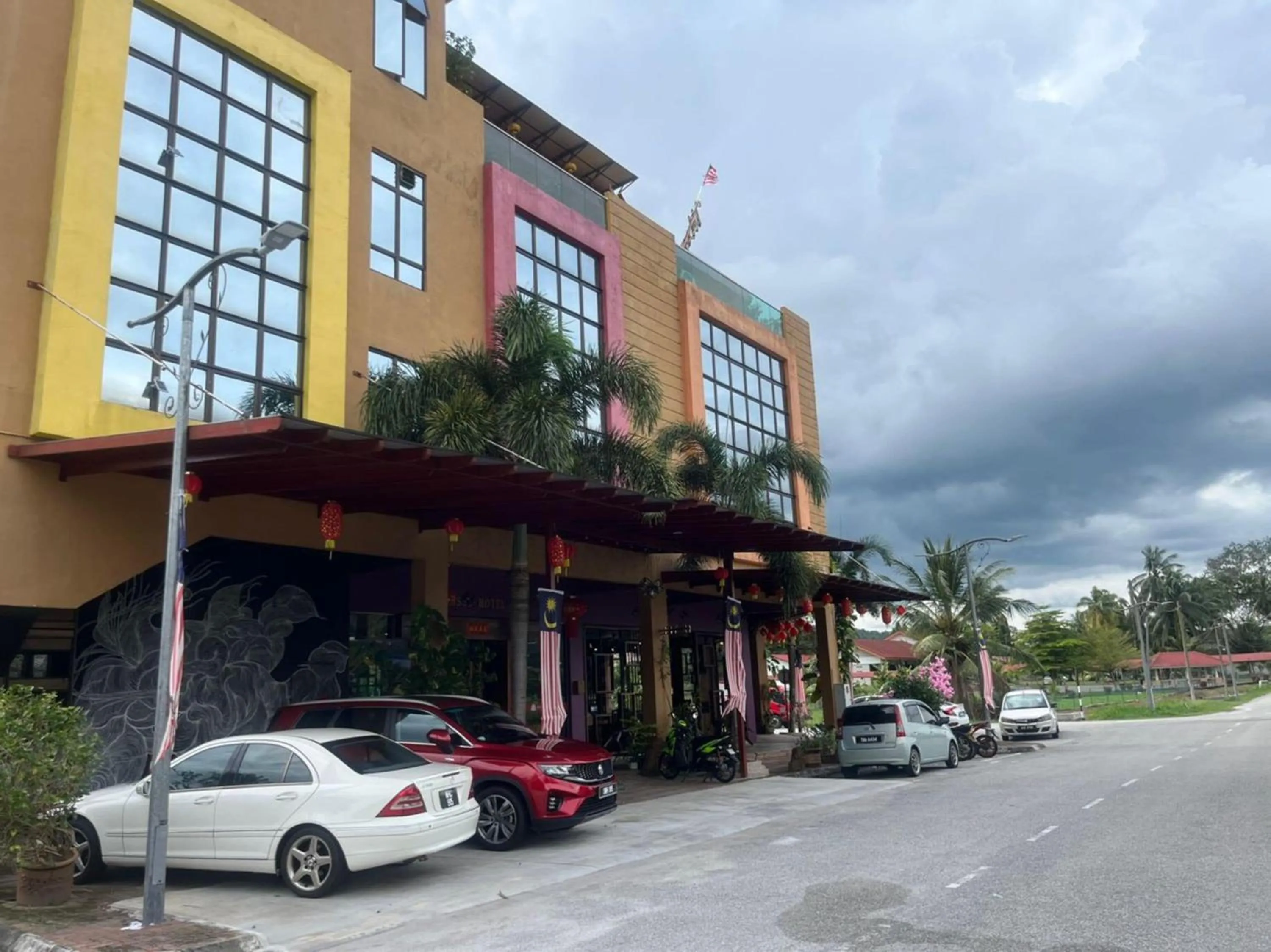 Facade/entrance in Capital O 89333 Musse Hotel