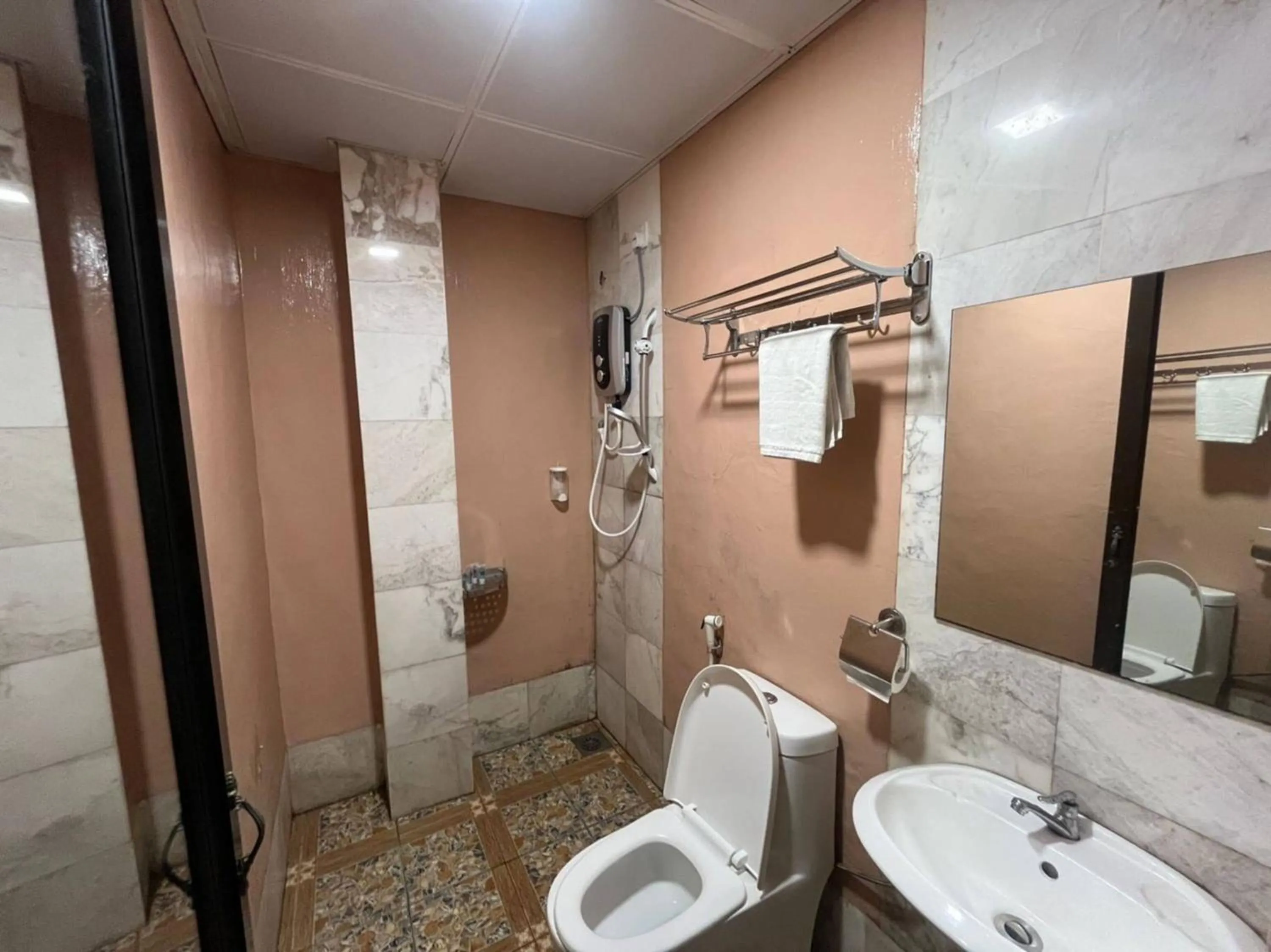 Bathroom in Capital O 89333 Musse Hotel