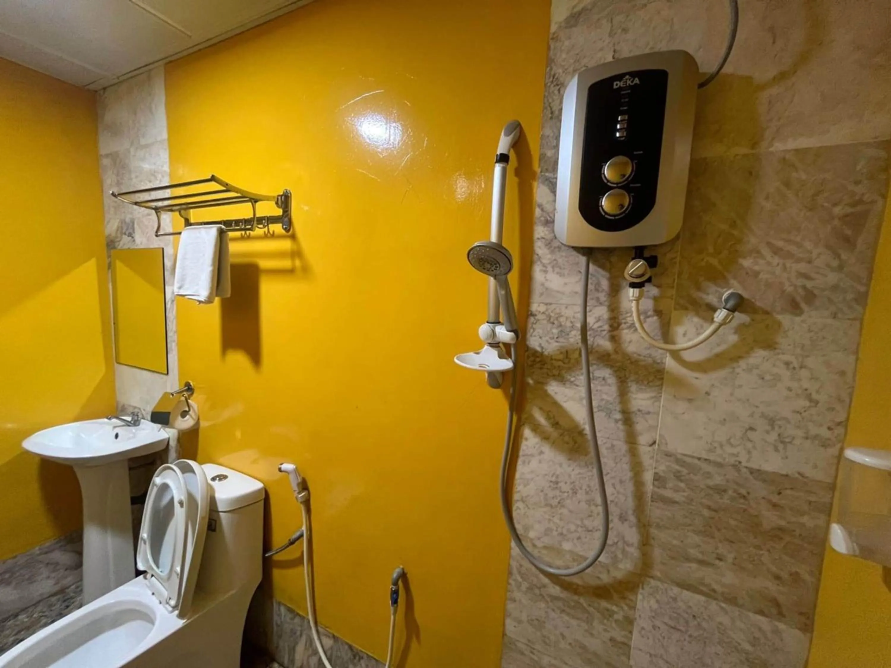 Bathroom in Capital O 89333 Musse Hotel