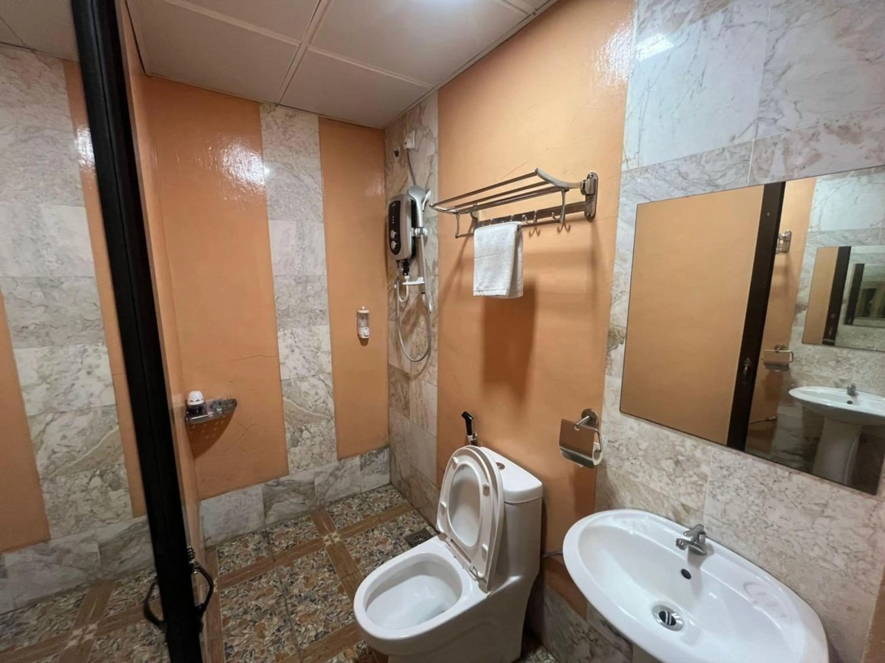 Bathroom in Capital O 89333 Musse Hotel