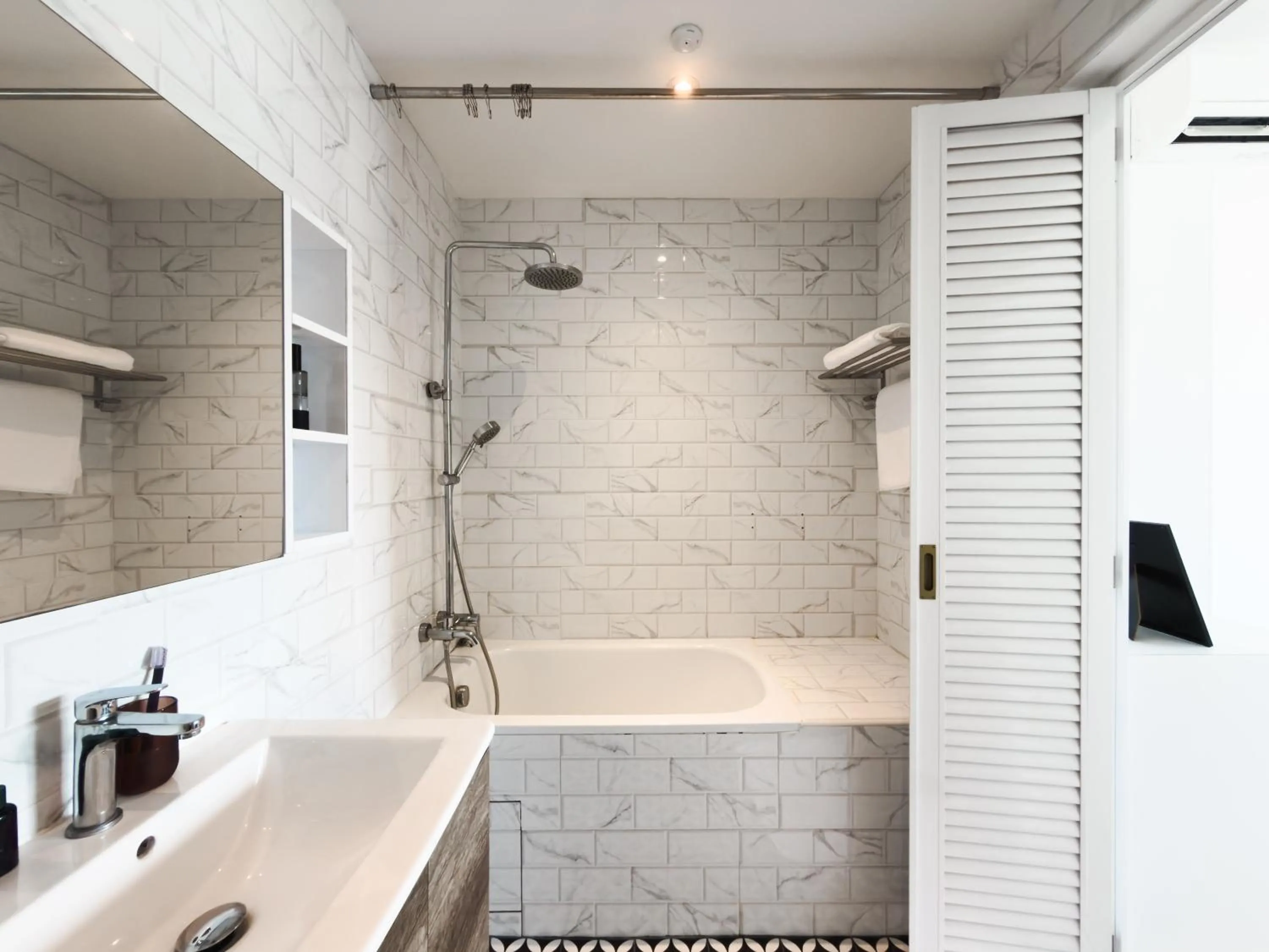 Shower in The White House - Serviced Residences by Cove & Belle Living