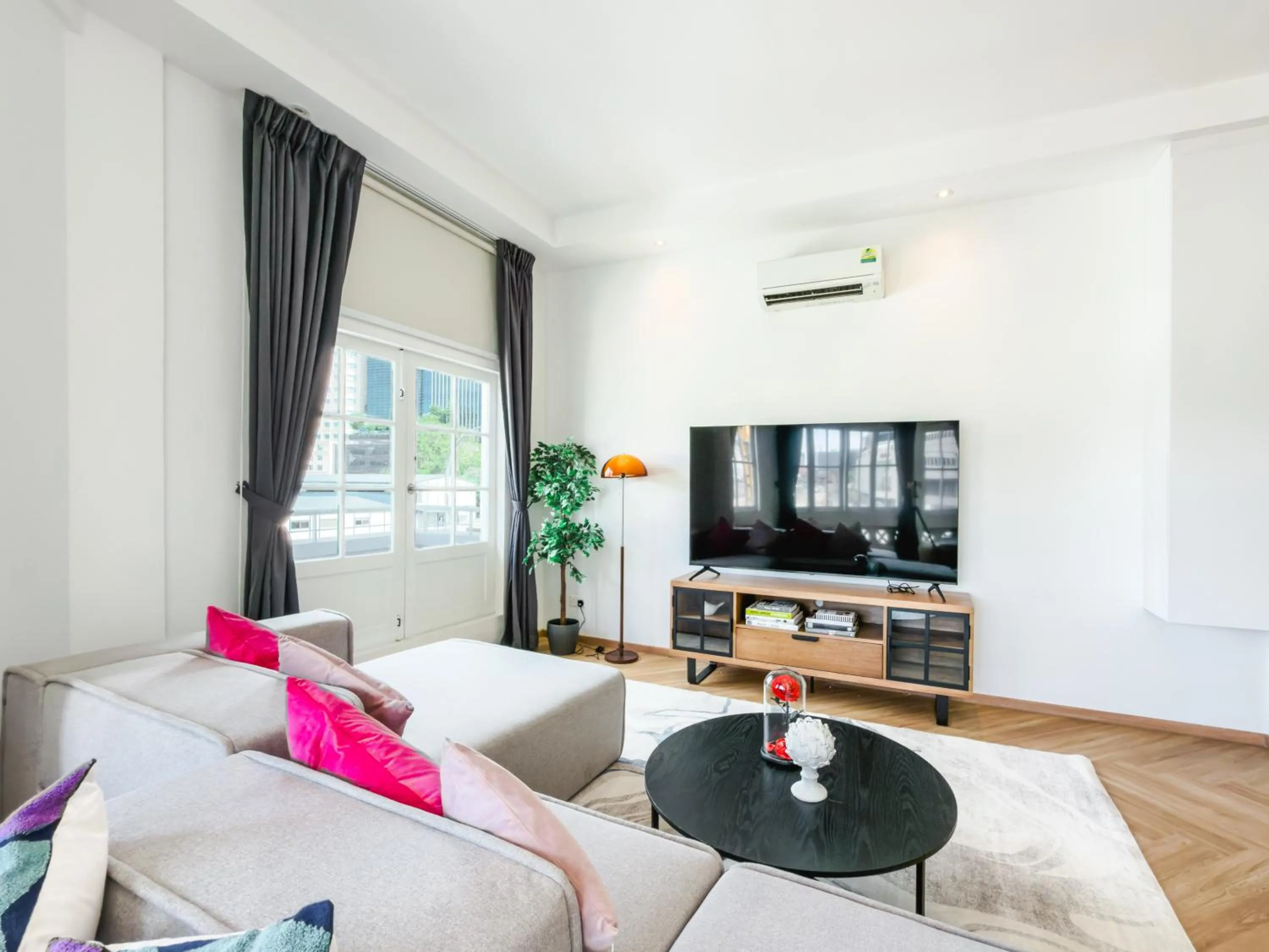 TV and multimedia in The White House - Serviced Residences by Cove & Belle Living