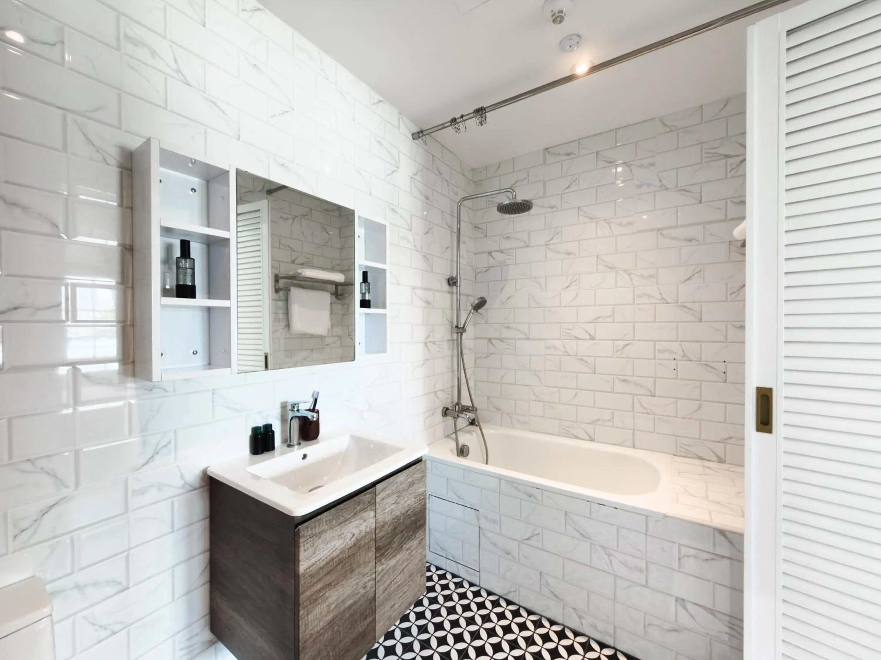 Shower in The White House - Serviced Residences by Cove & Belle Living