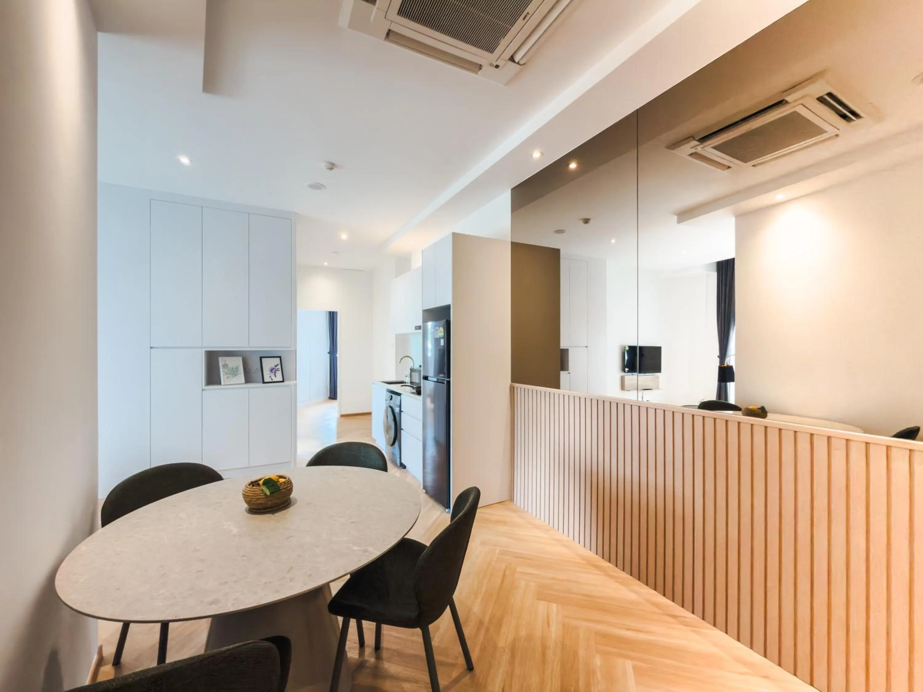 TV and multimedia in The White House - Serviced Residences by Cove & Belle Living