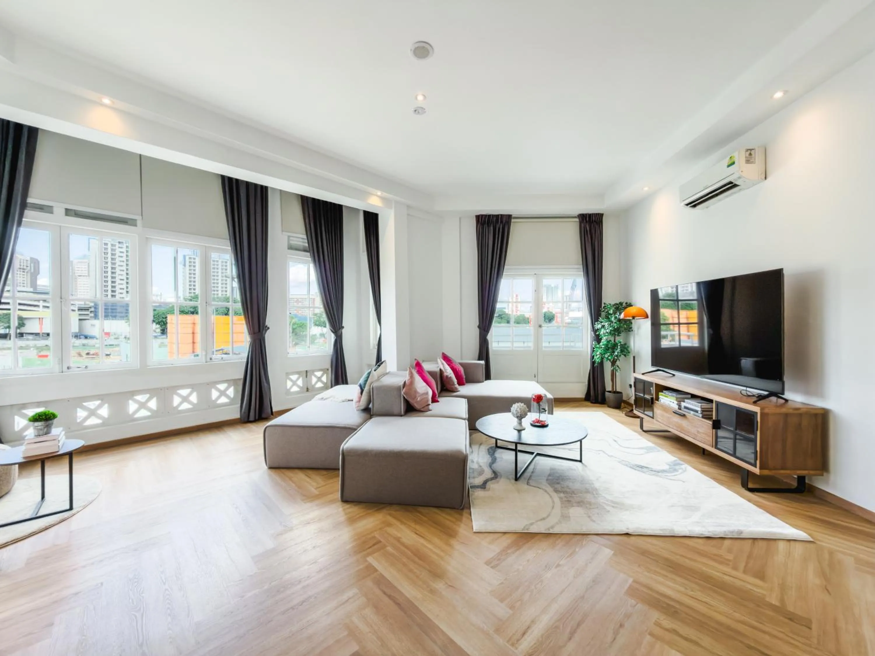 TV and multimedia in The White House - Serviced Residences by Cove & Belle Living