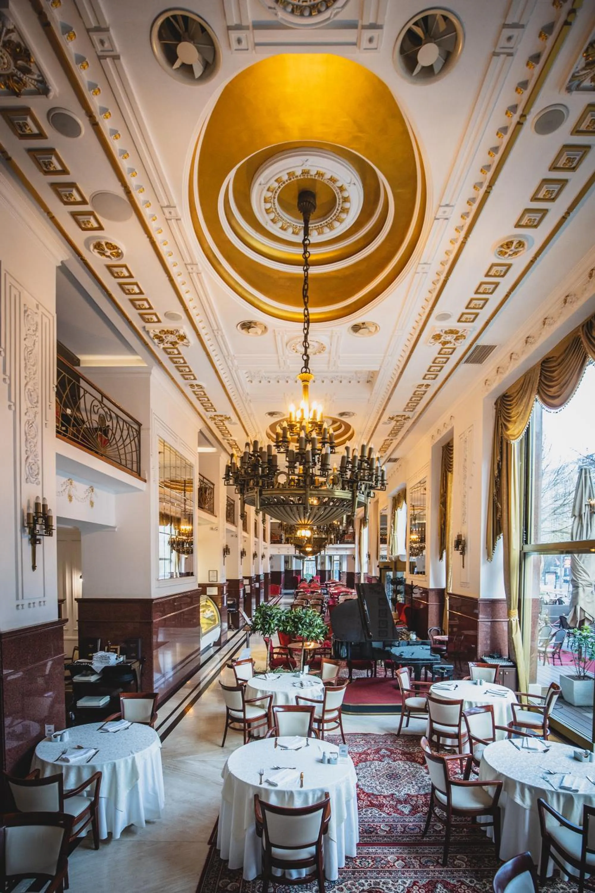 Restaurant/places to eat in Hotel Moskva