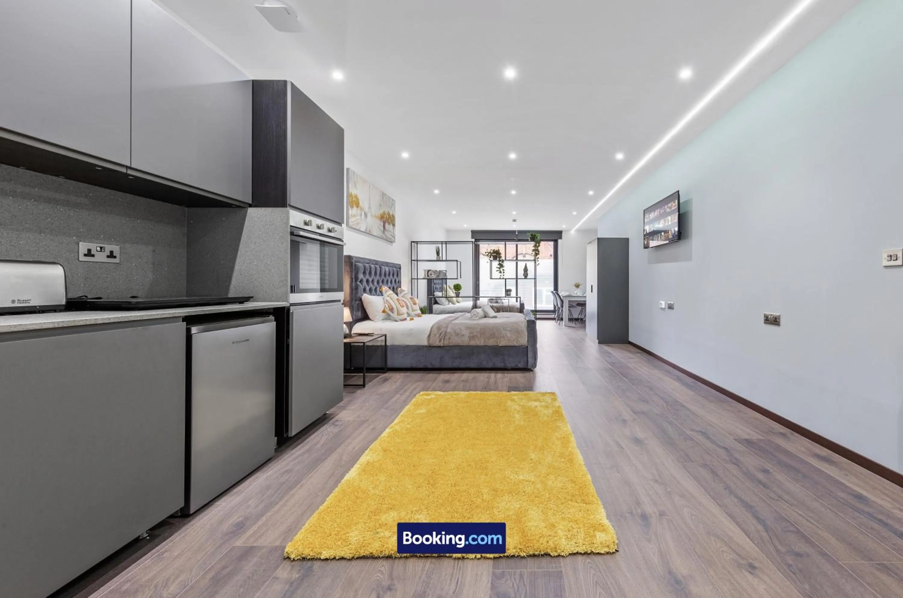 Bed in Stylish Studio Apt By Stay Smart Short Lets & Serviced Accommodation Woodstock With Free WiFi