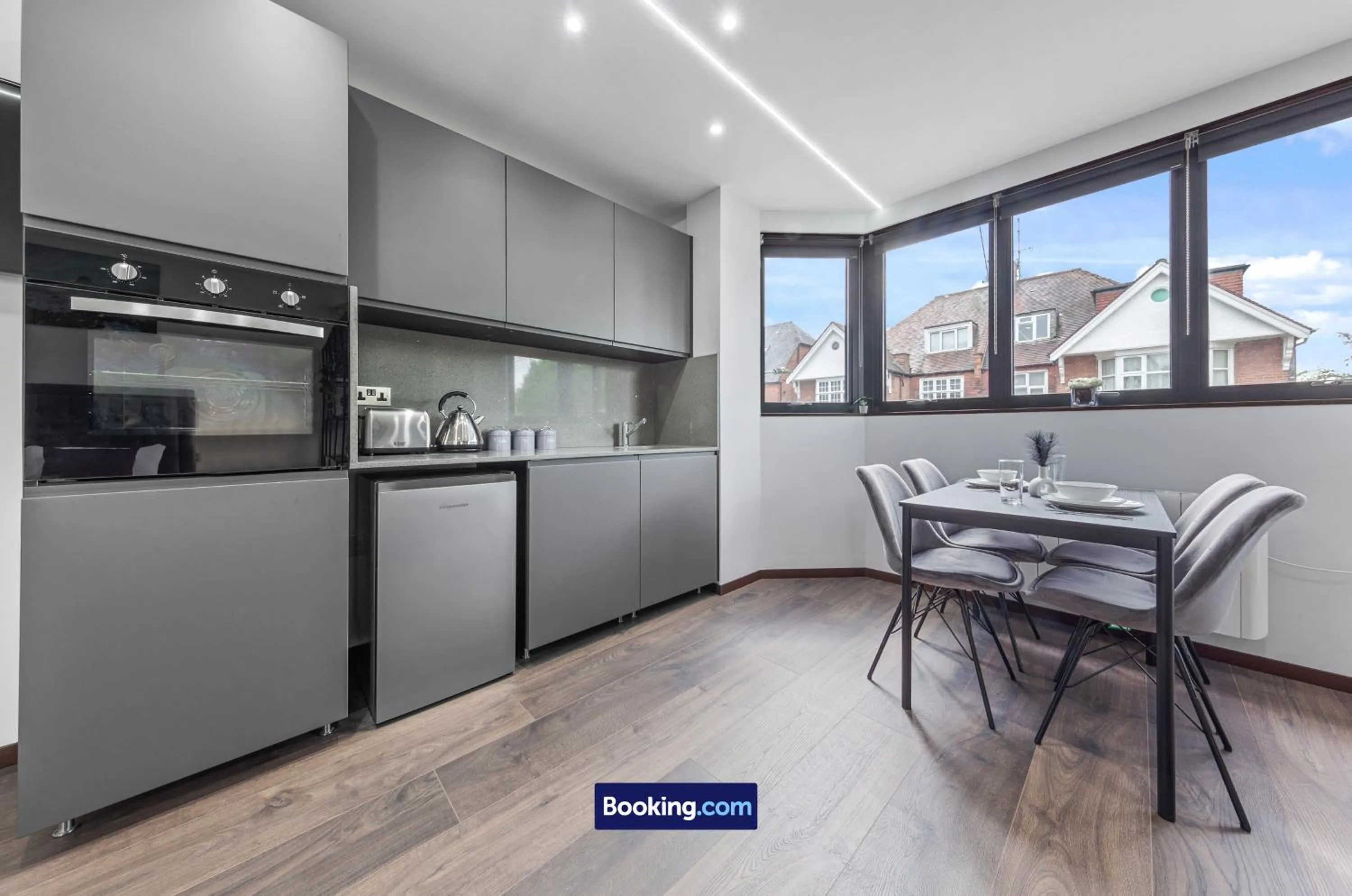 Kitchen or kitchenette in Stylish Studio Apt By Stay Smart Short Lets & Serviced Accommodation Woodstock With Free WiFi