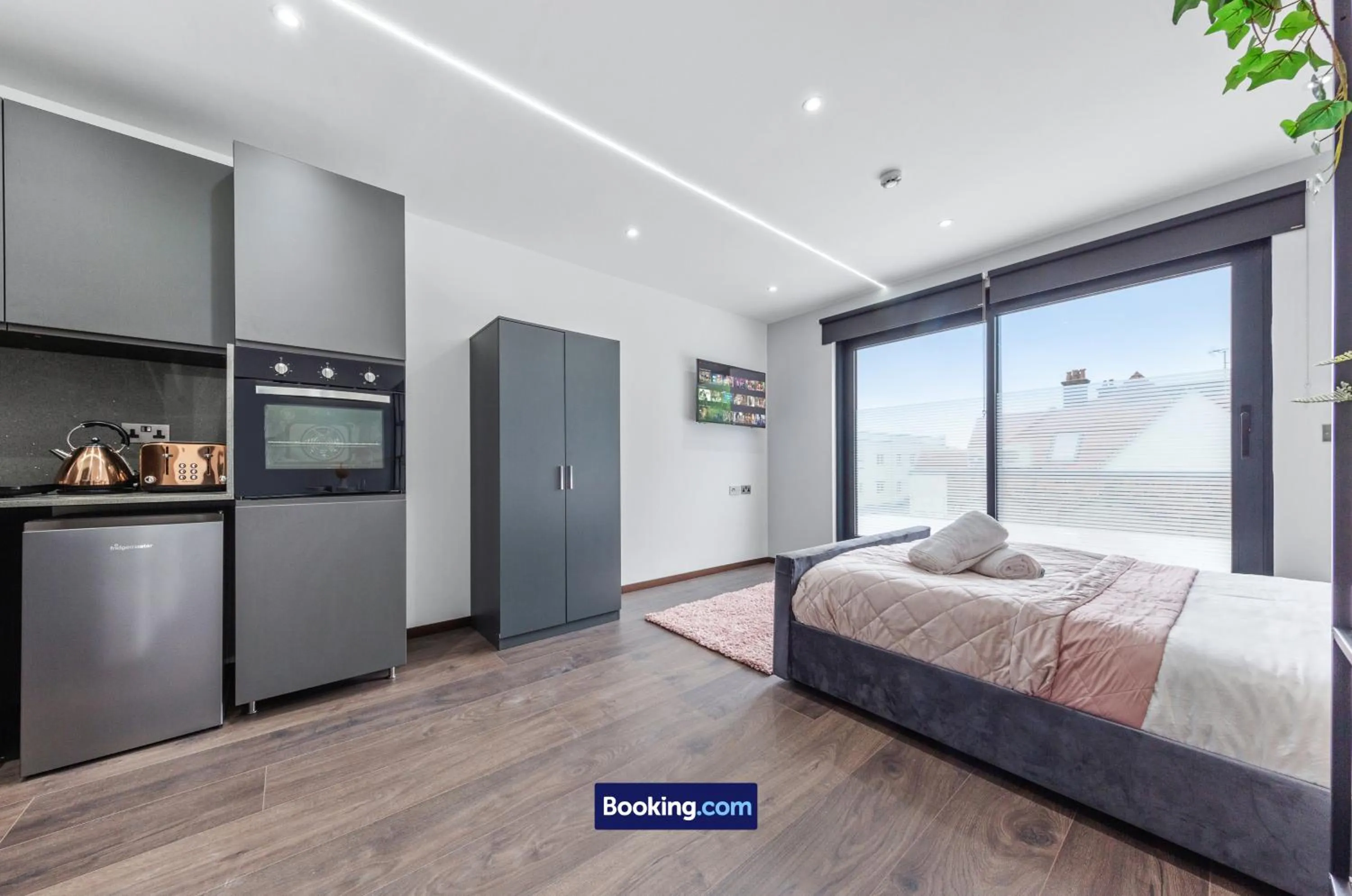 Bed in Stylish Studio Apt By Stay Smart Short Lets & Serviced Accommodation Woodstock With Free WiFi