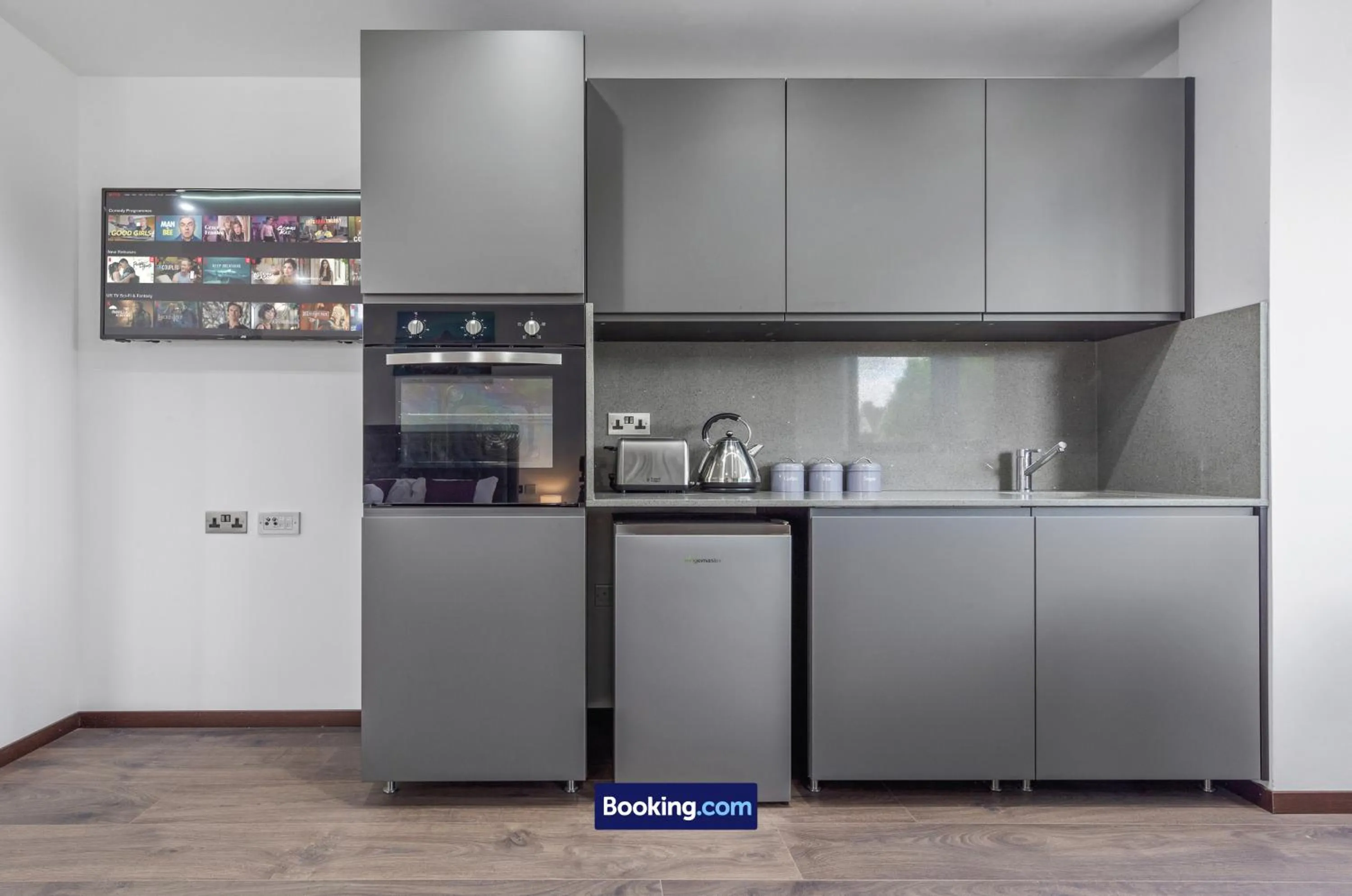 Kitchen or kitchenette in Stylish Studio Apt By Stay Smart Short Lets & Serviced Accommodation Woodstock With Free WiFi