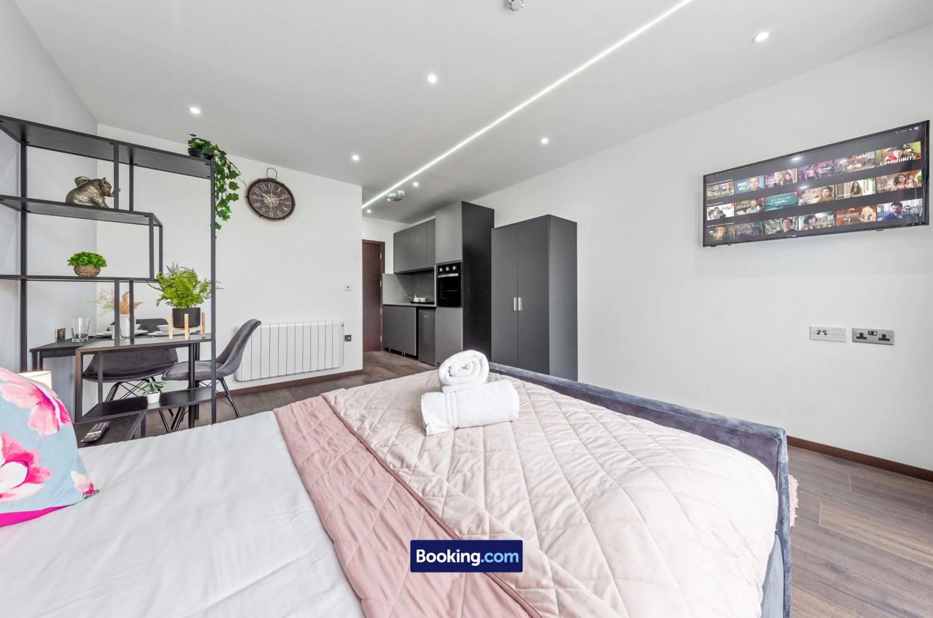 Bed in Stylish Studio Apt By Stay Smart Short Lets & Serviced Accommodation Woodstock With Free WiFi