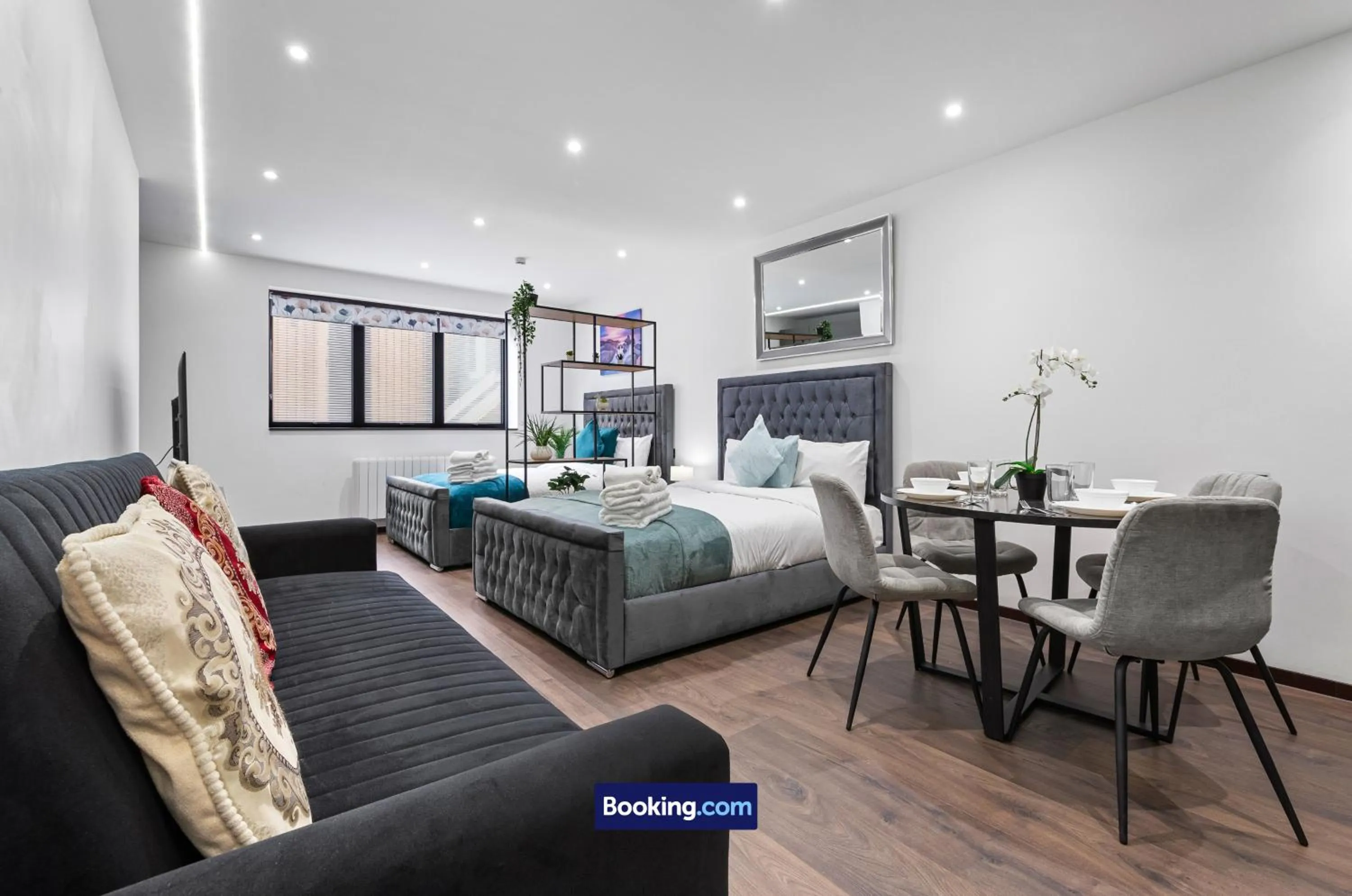 Bed in Stylish Studio Apt By Stay Smart Short Lets & Serviced Accommodation Woodstock With Free WiFi