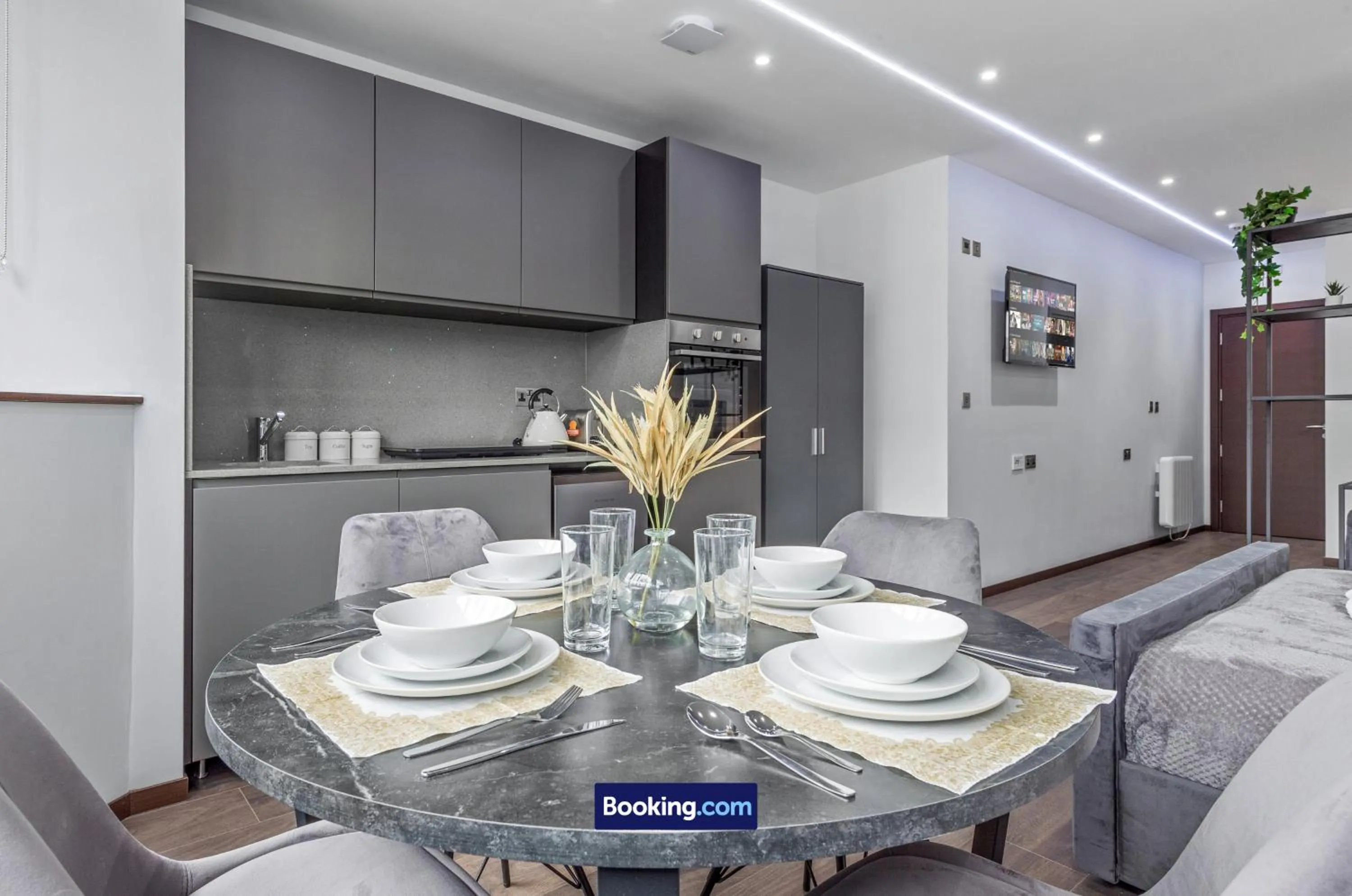 Dining area in Stylish Studio Apt By Stay Smart Short Lets & Serviced Accommodation Woodstock With Free WiFi