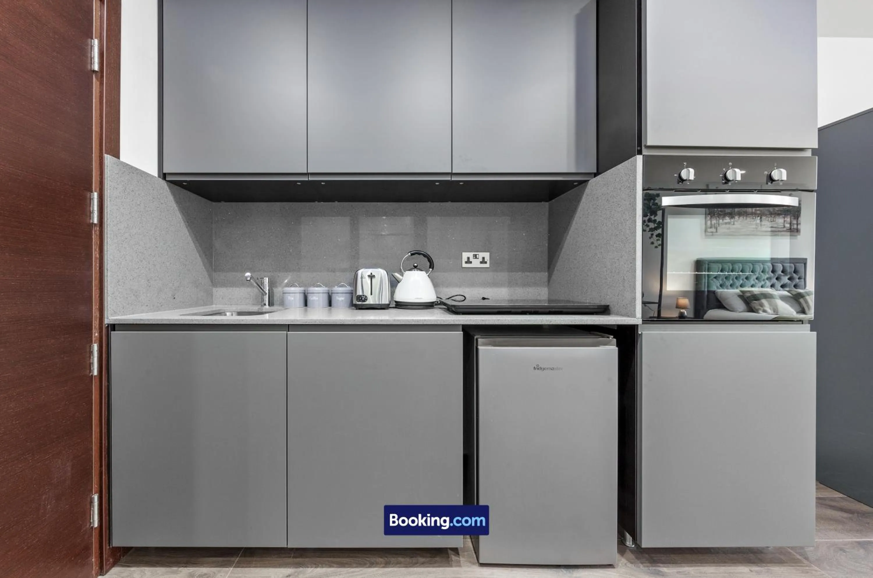 Kitchen or kitchenette in Stylish Studio Apt By Stay Smart Short Lets & Serviced Accommodation Woodstock With Free WiFi