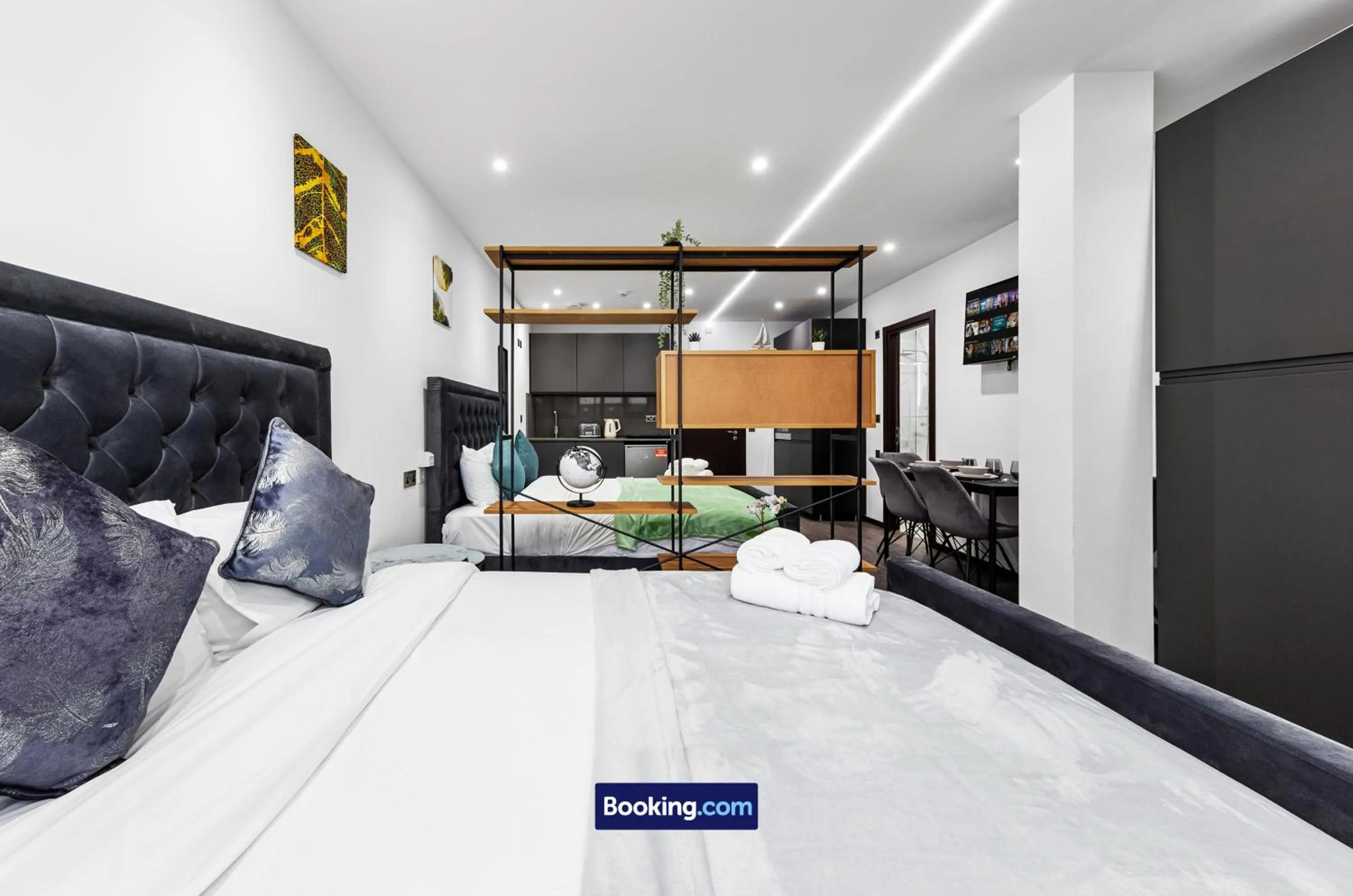 Bed in Stylish Studio Apt By Stay Smart Short Lets & Serviced Accommodation Woodstock With Free WiFi