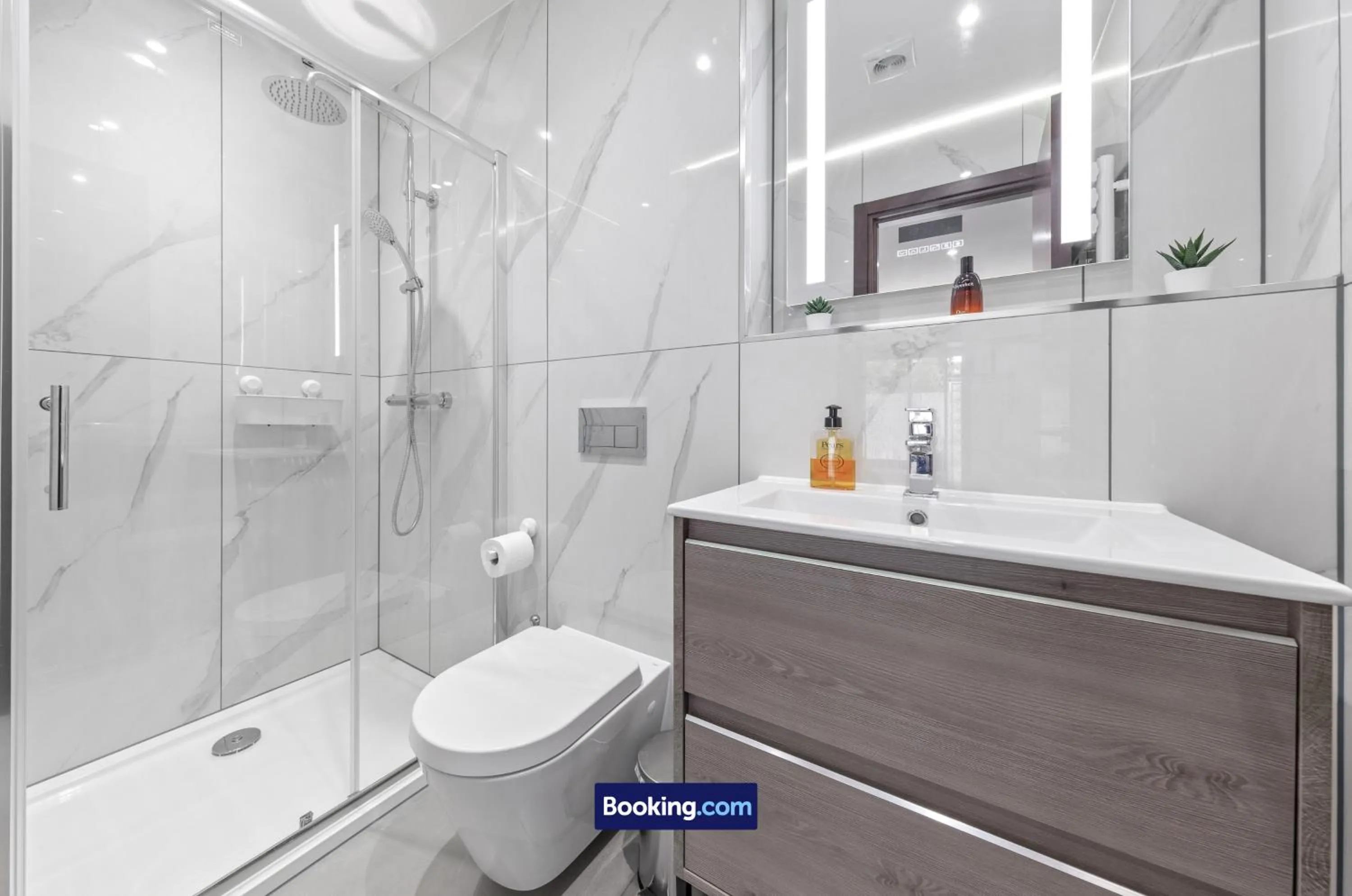 Bathroom in Stylish Studio Apt By Stay Smart Short Lets & Serviced Accommodation Woodstock With Free WiFi