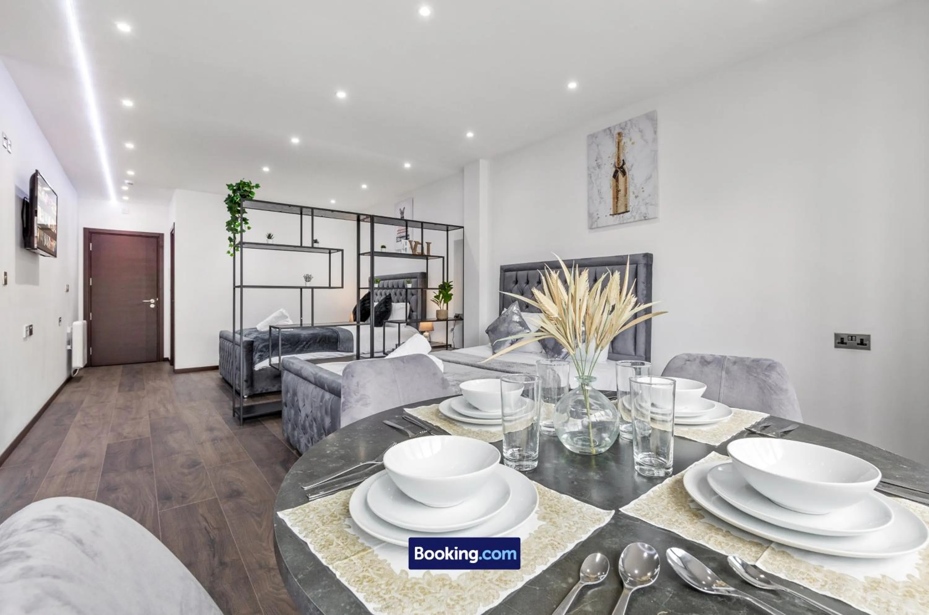 Kitchen or kitchenette in Stylish Studio Apt By Stay Smart Short Lets & Serviced Accommodation Woodstock With Free WiFi