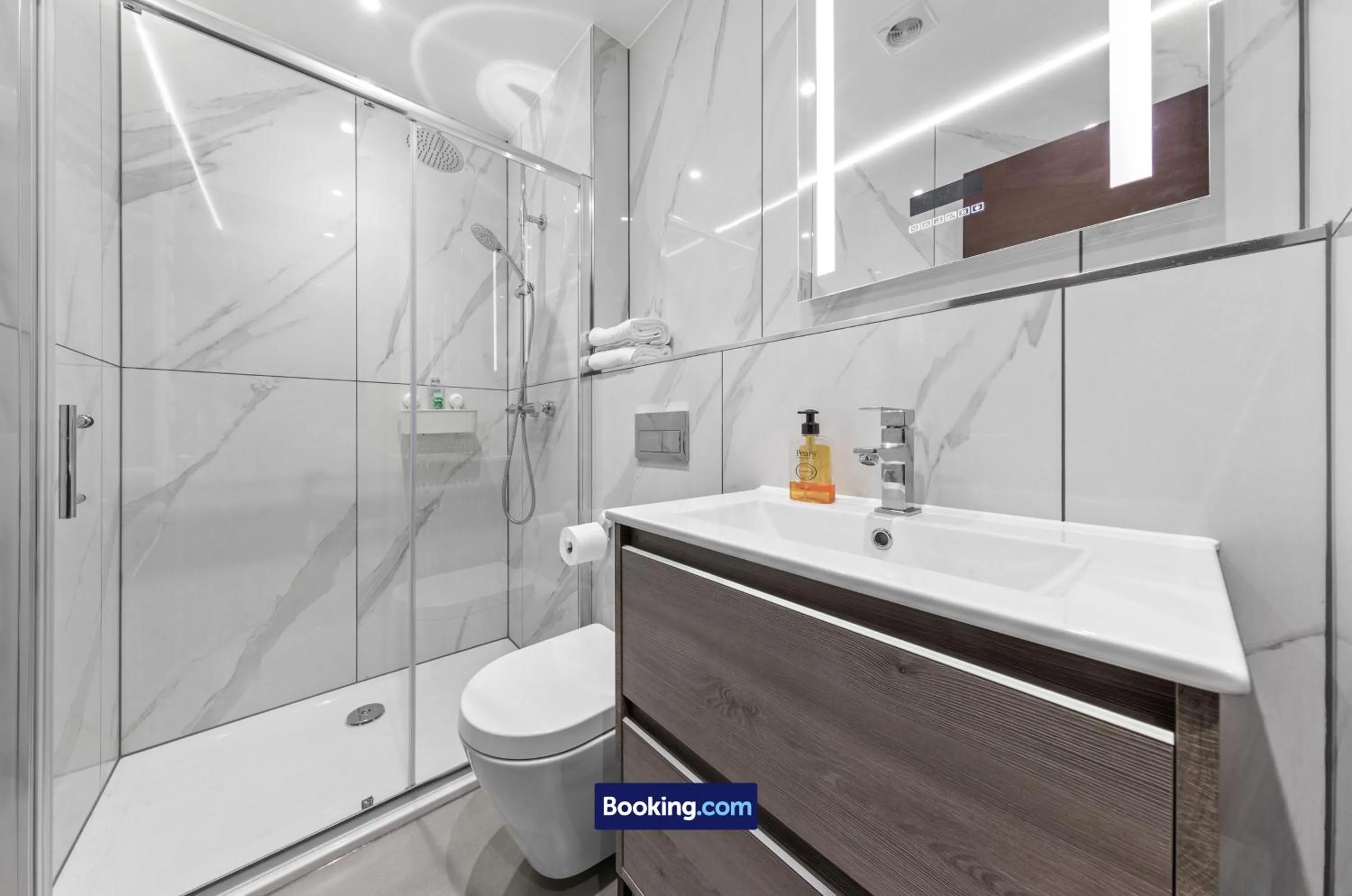 Bathroom in Stylish Studio Apt By Stay Smart Short Lets & Serviced Accommodation Woodstock With Free WiFi