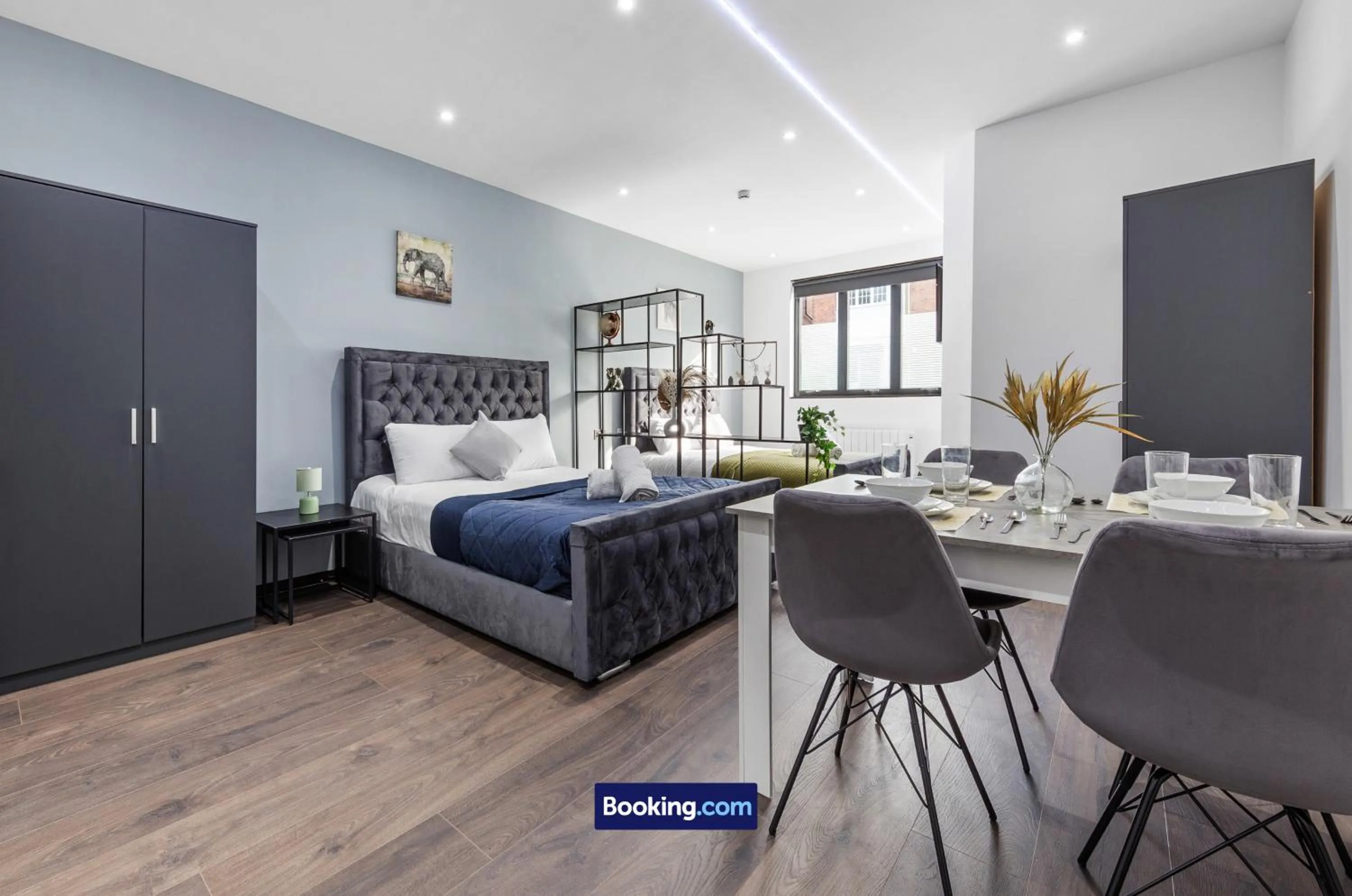 Bed in Stylish Studio Apt By Stay Smart Short Lets & Serviced Accommodation Woodstock With Free WiFi