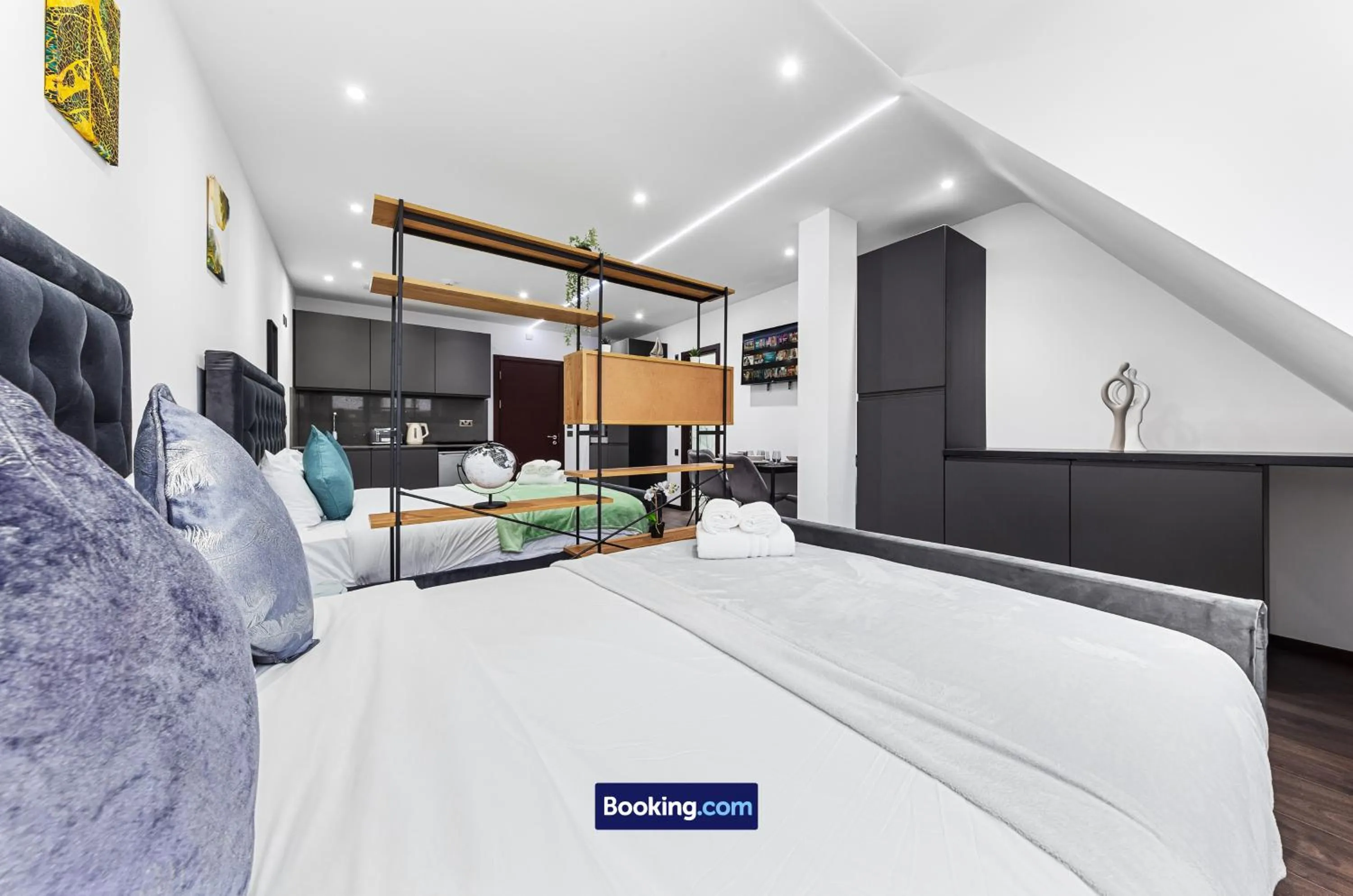 Bed in Stylish Studio Apt By Stay Smart Short Lets & Serviced Accommodation Woodstock With Free WiFi