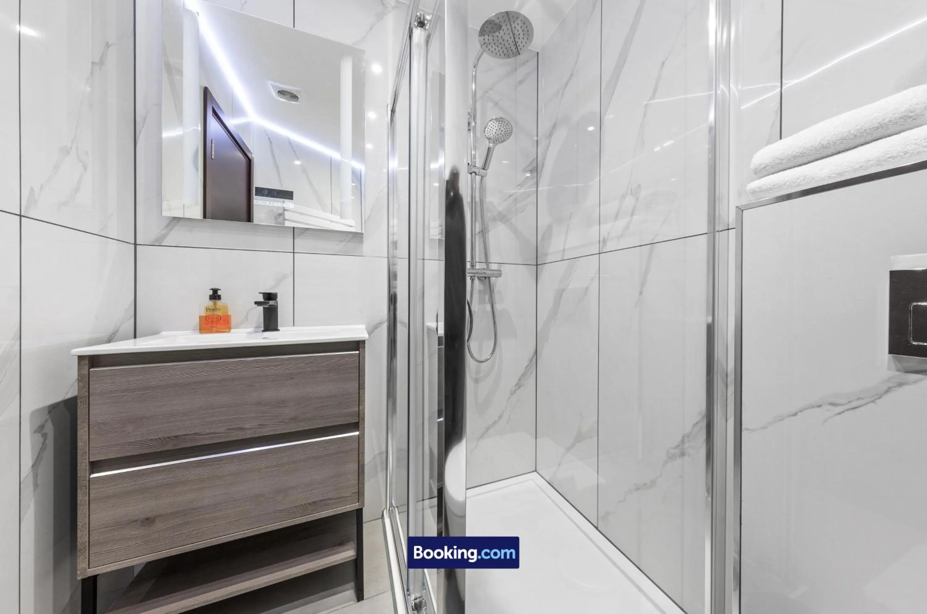 Bathroom in Stylish Studio Apt By Stay Smart Short Lets & Serviced Accommodation Woodstock With Free WiFi