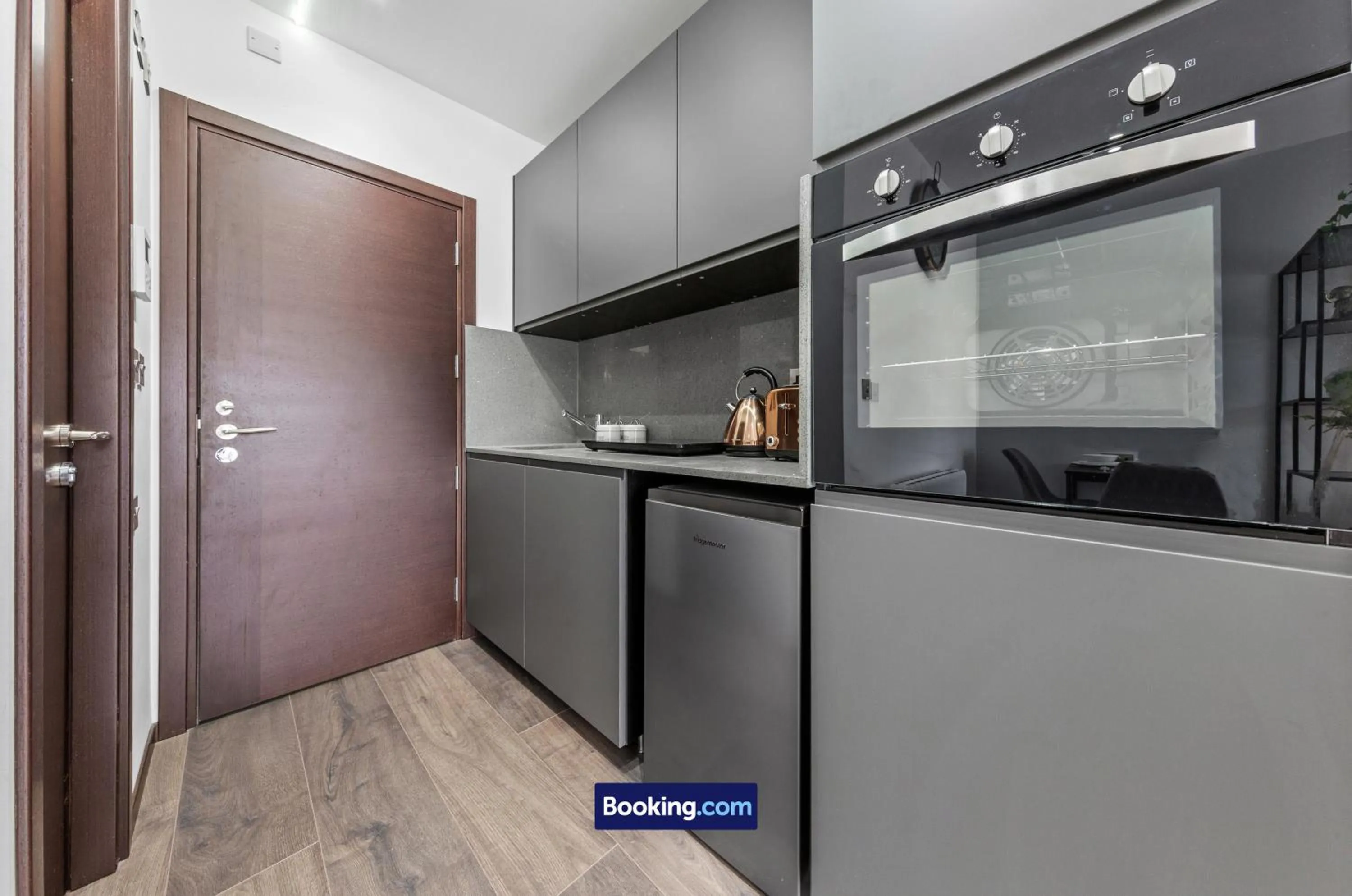 Kitchen or kitchenette in Stylish Studio Apt By Stay Smart Short Lets & Serviced Accommodation Woodstock With Free WiFi