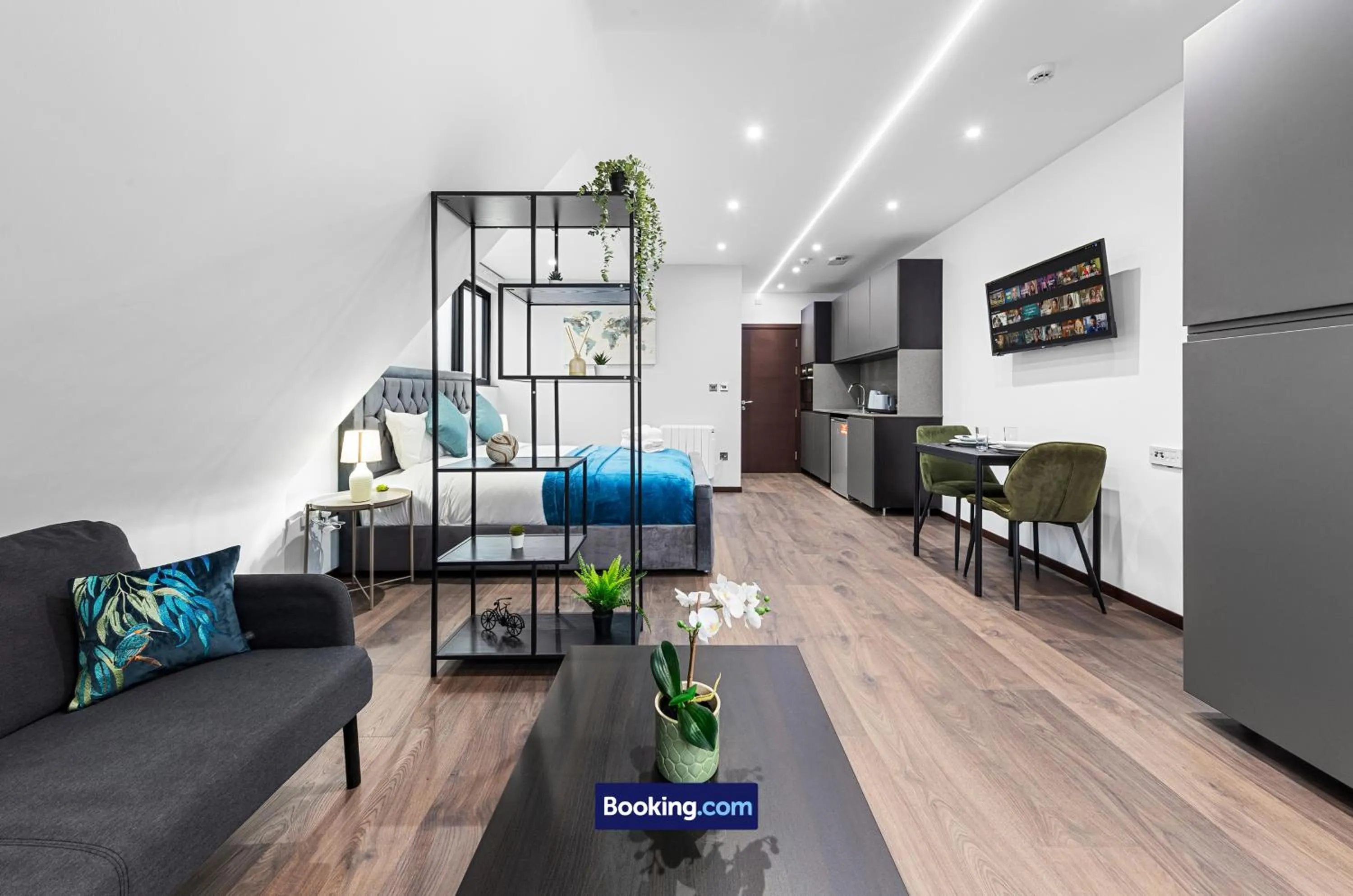 Kitchen or kitchenette in Stylish Studio Apt By Stay Smart Short Lets & Serviced Accommodation Woodstock With Free WiFi