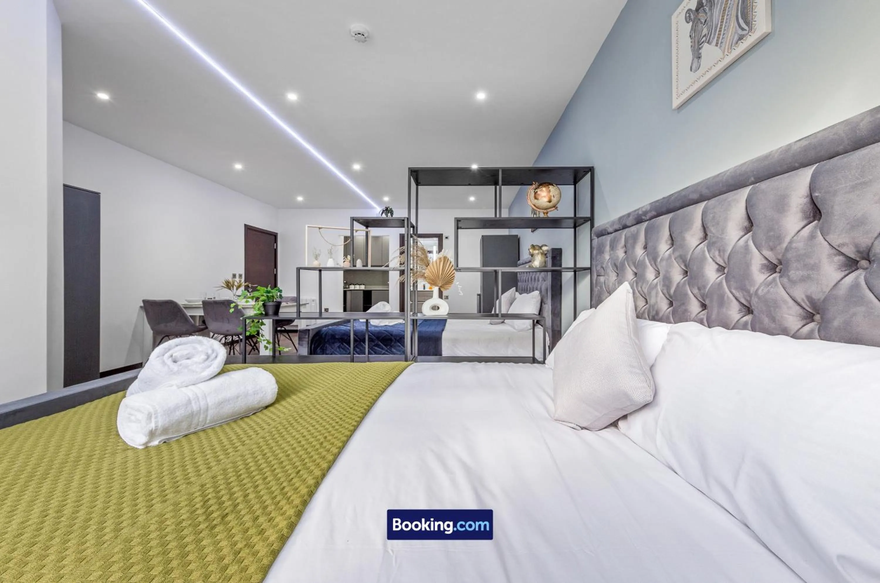 Bed in Stylish Studio Apt By Stay Smart Short Lets & Serviced Accommodation Woodstock With Free WiFi