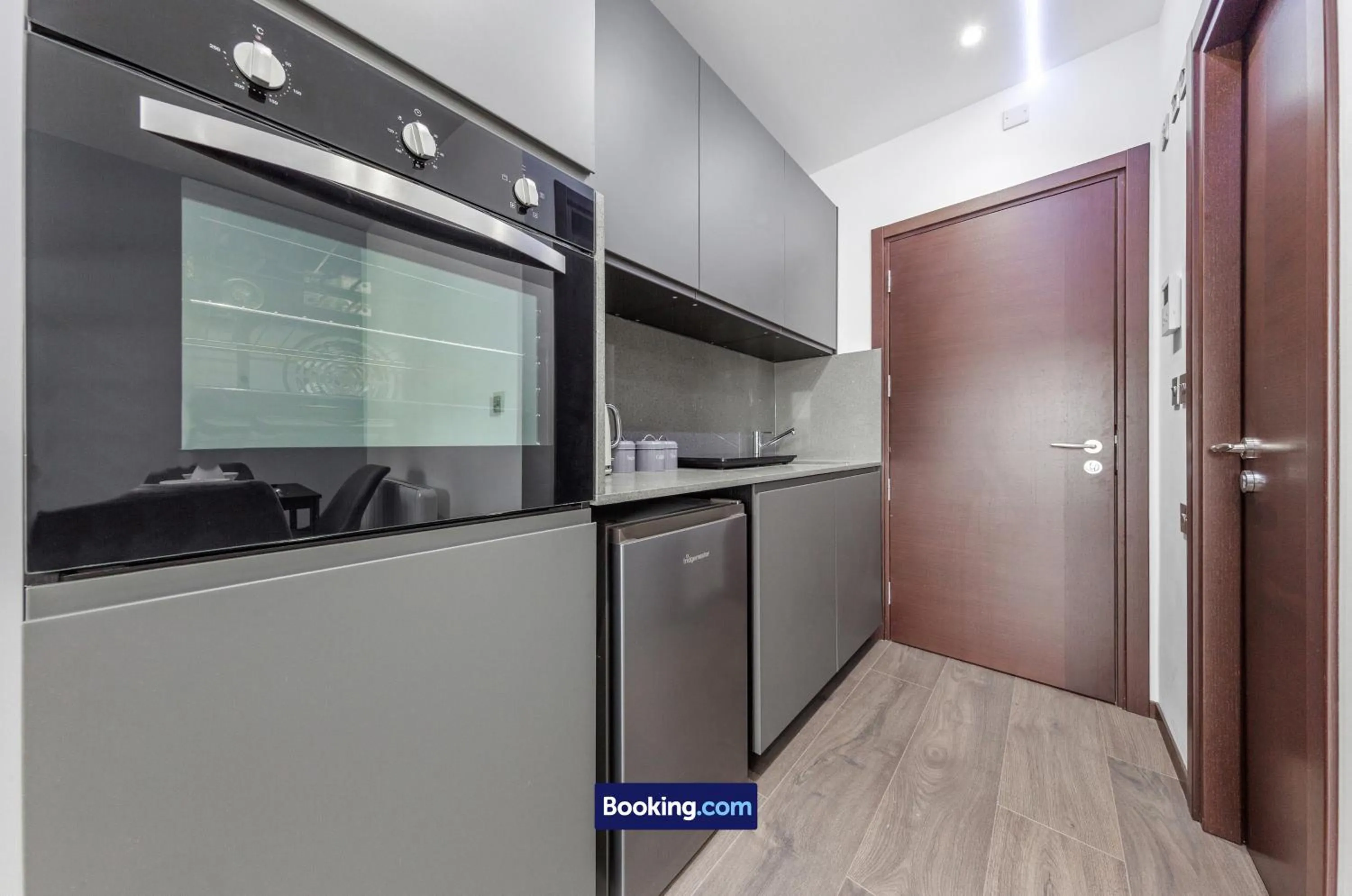 Kitchen or kitchenette in Stylish Studio Apt By Stay Smart Short Lets & Serviced Accommodation Woodstock With Free WiFi