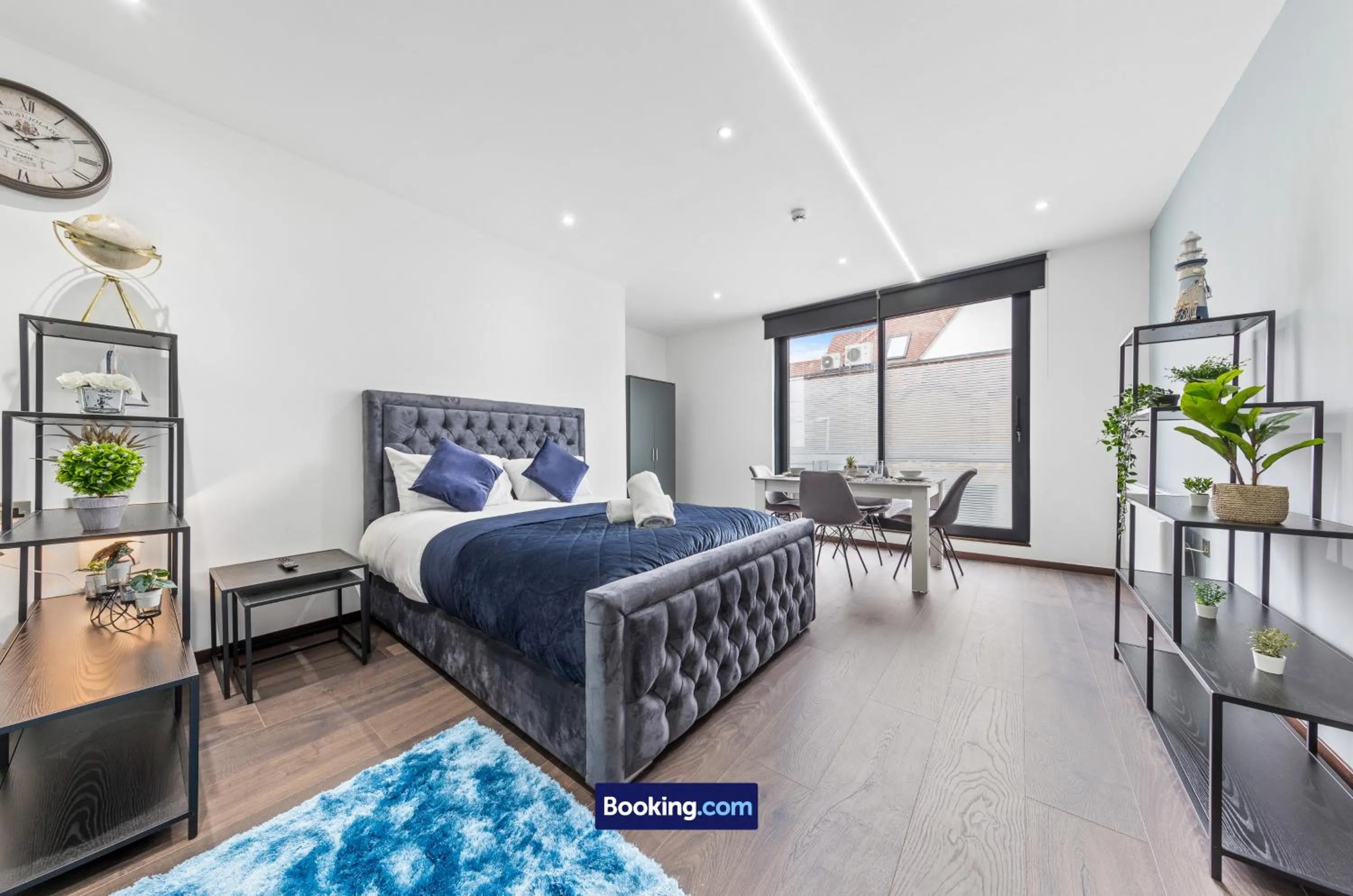 Bed in Stylish Studio Apt By Stay Smart Short Lets & Serviced Accommodation Woodstock With Free WiFi