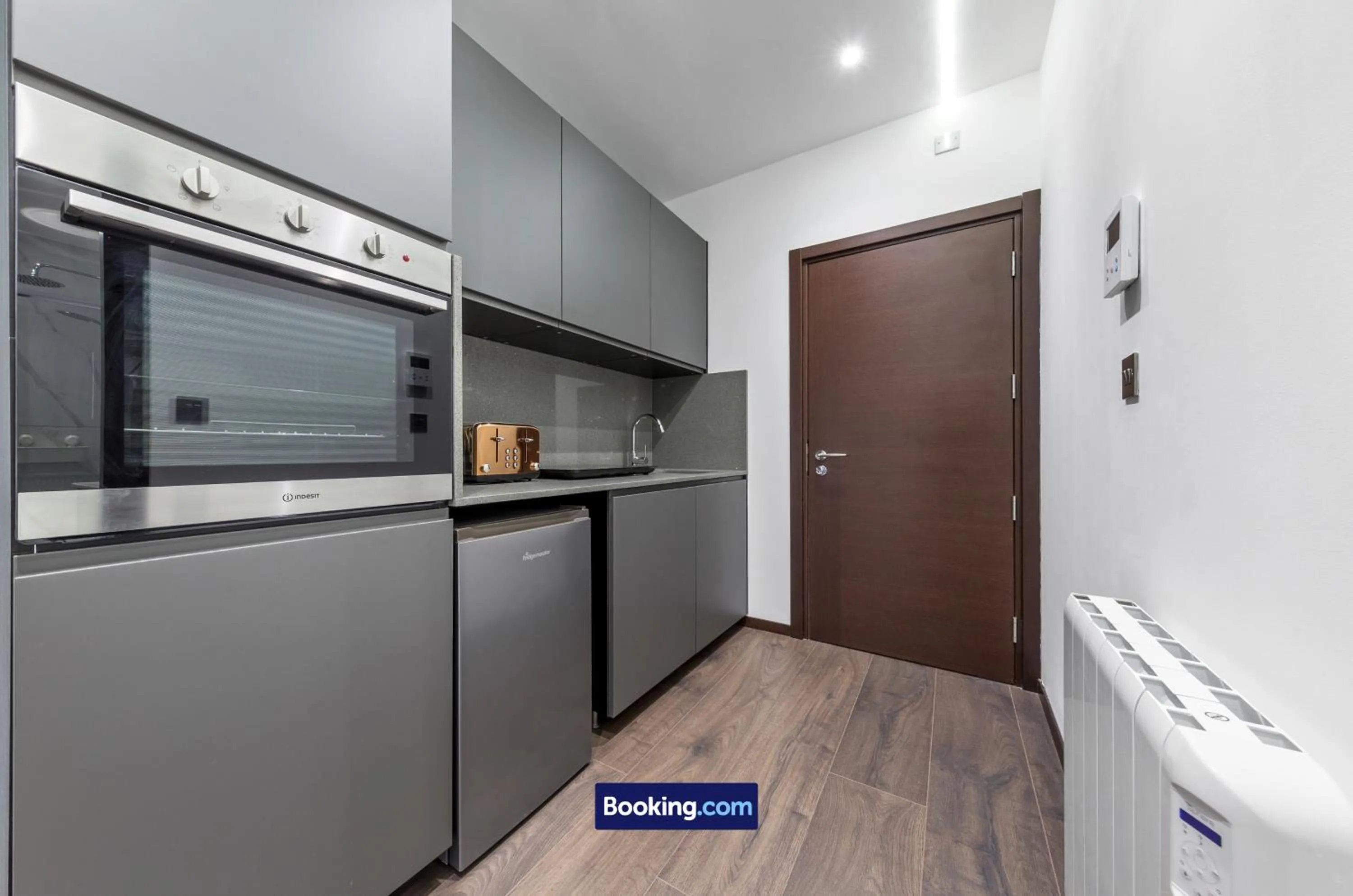 Kitchen or kitchenette in Stylish Studio Apt By Stay Smart Short Lets & Serviced Accommodation Woodstock With Free WiFi